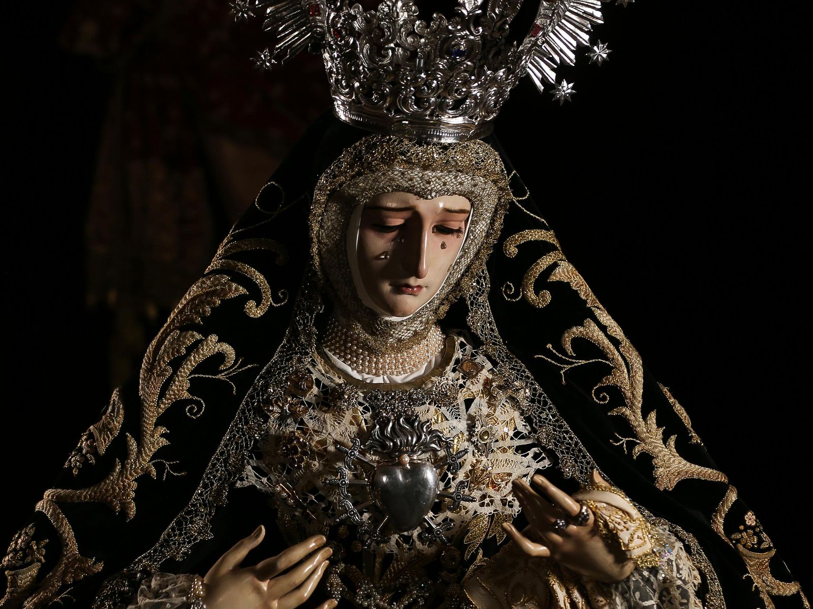 Nuestra Señora del Amor y el Trabajo en el Devoto Besamanos en su honor, Viernes de Dolores 2024