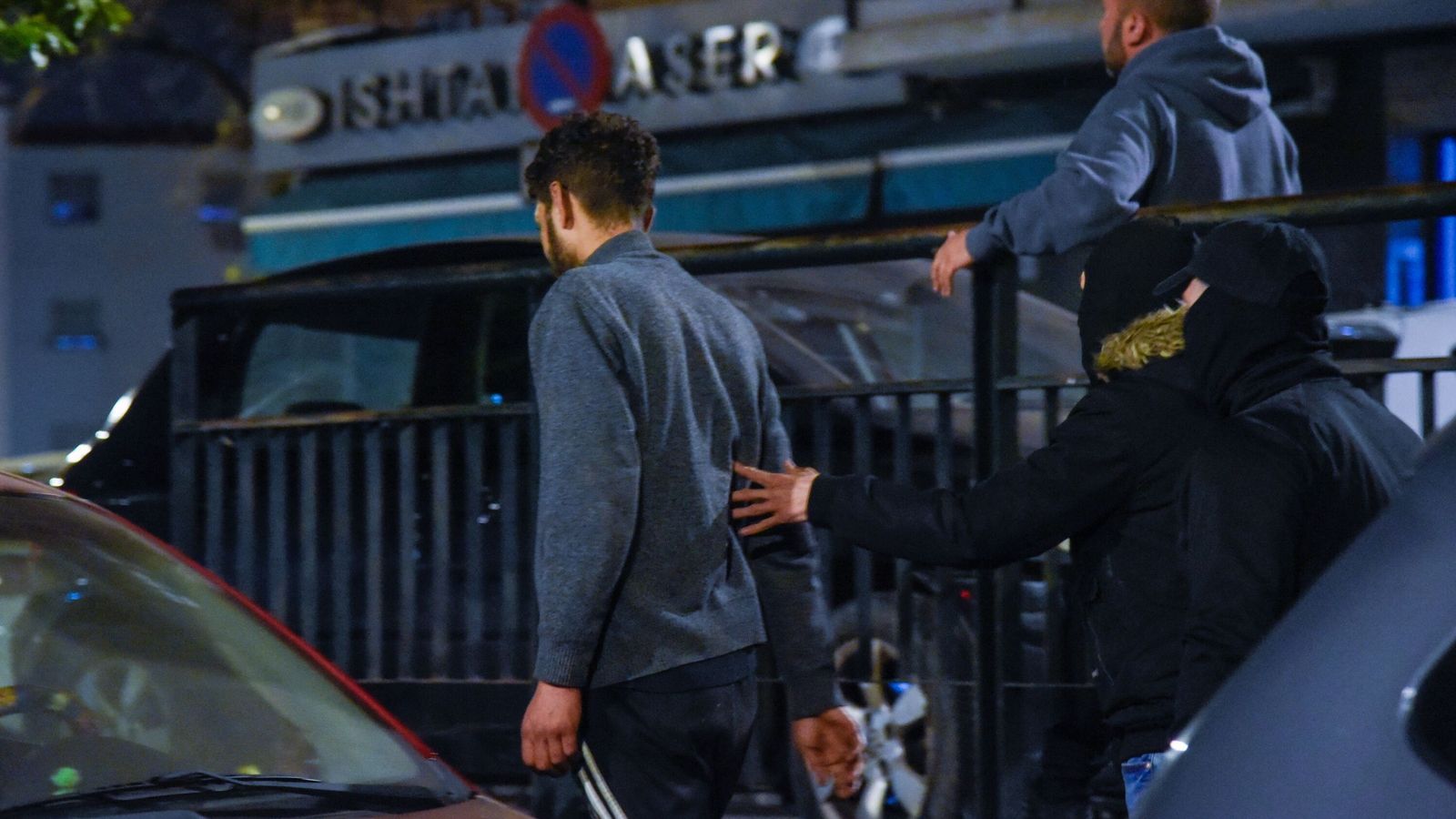 Varios miembros de la patrulla vecinal del Cerezo echan a un aparcacoches.