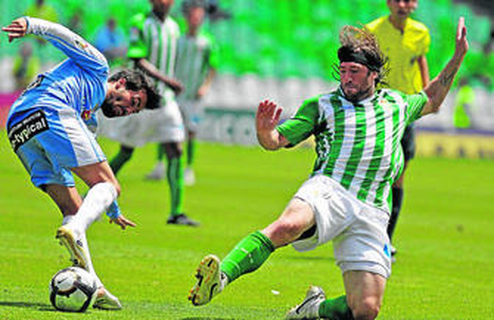 Pavone no logra robarle un balón al murciano Pedro.