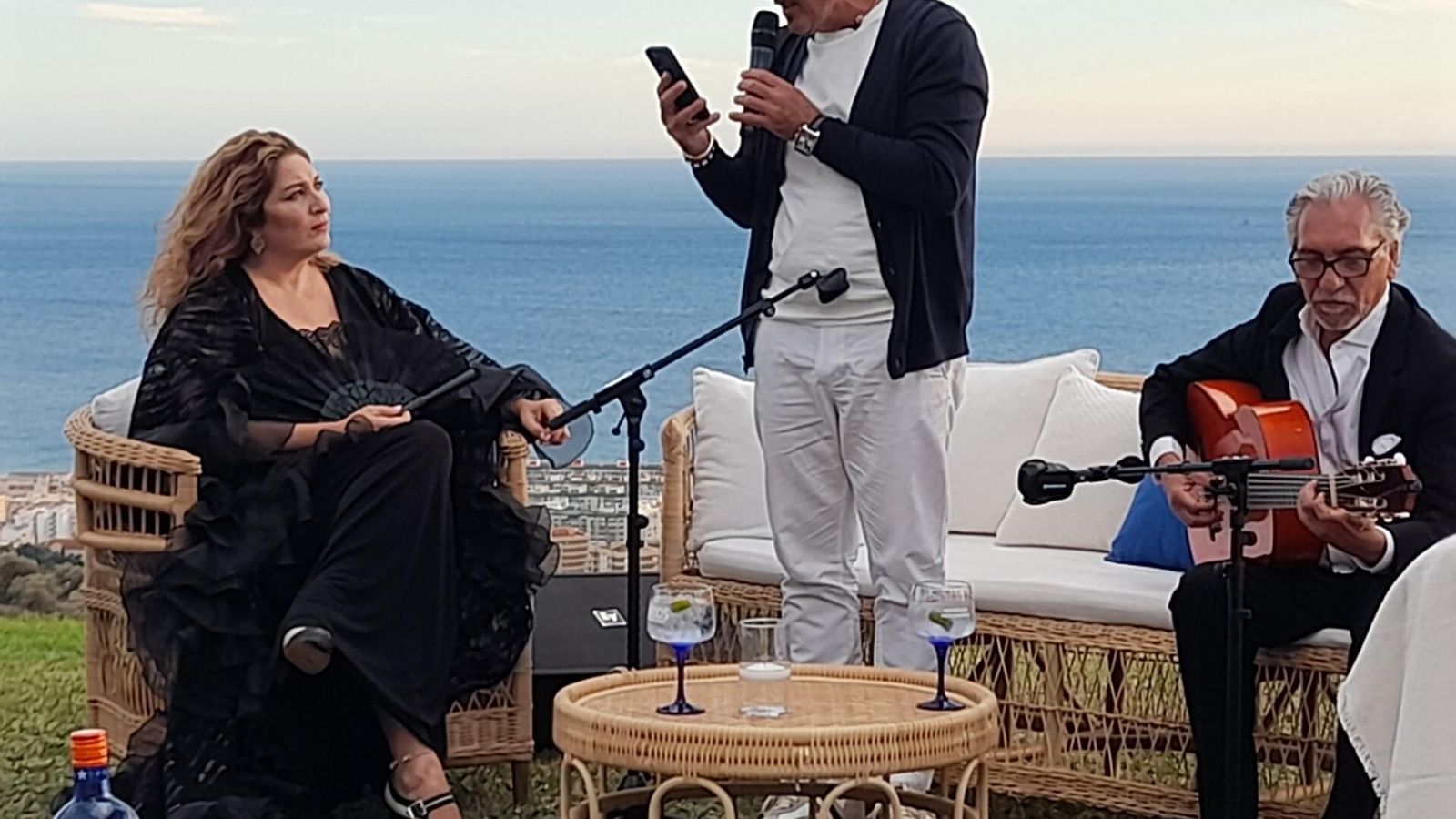 Antonio Banderas lee unos versos tras la actuación de Estrella Morente en el acto festivo íntimo de Larios
