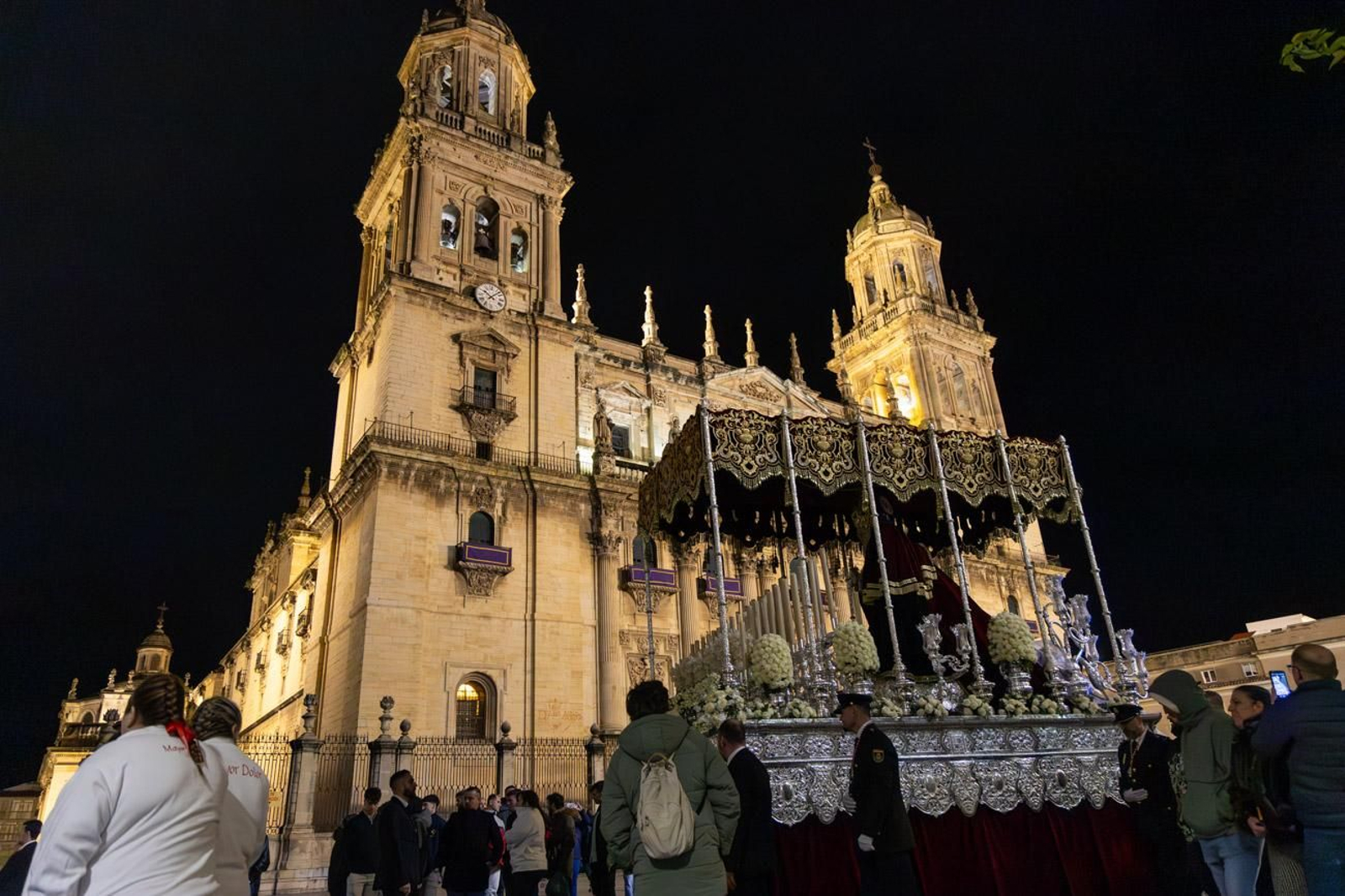 La temida lluvia impide el desarrollo normal de este Martes Santo