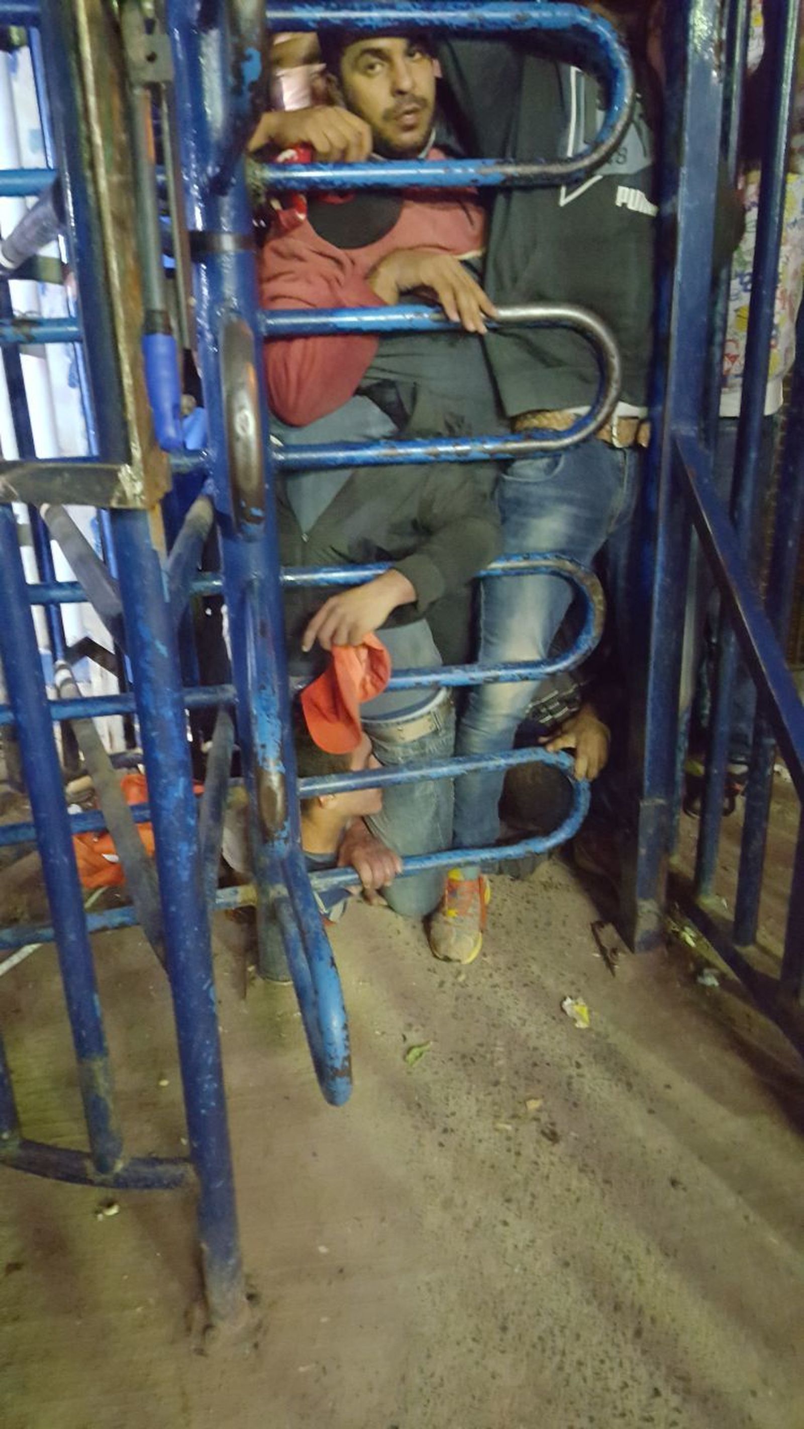 Porteadores en un torno del paso fronterizo de Melilla.