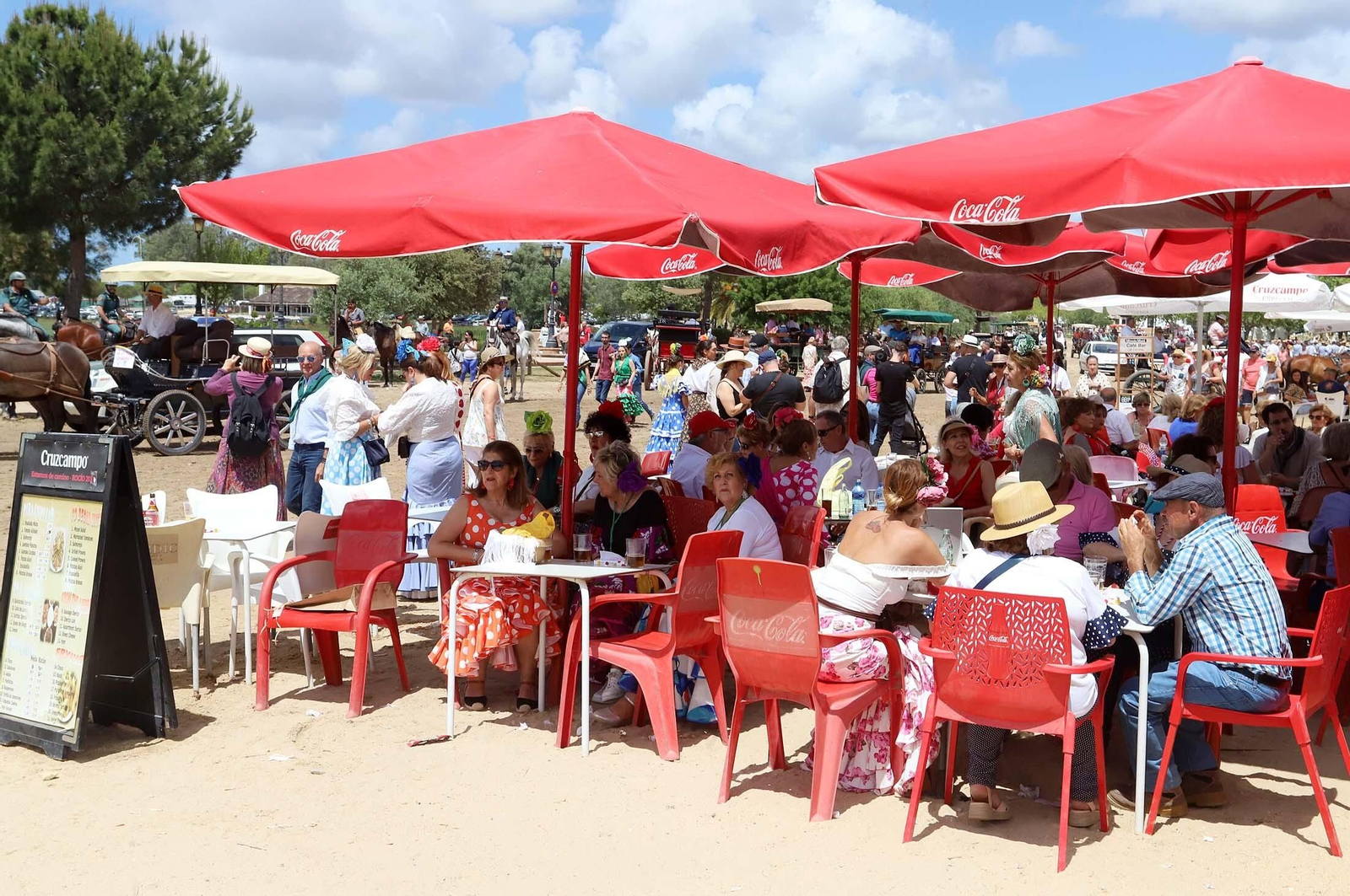 Imágenes del ambiente El Rocío y en Casas de Hermandades