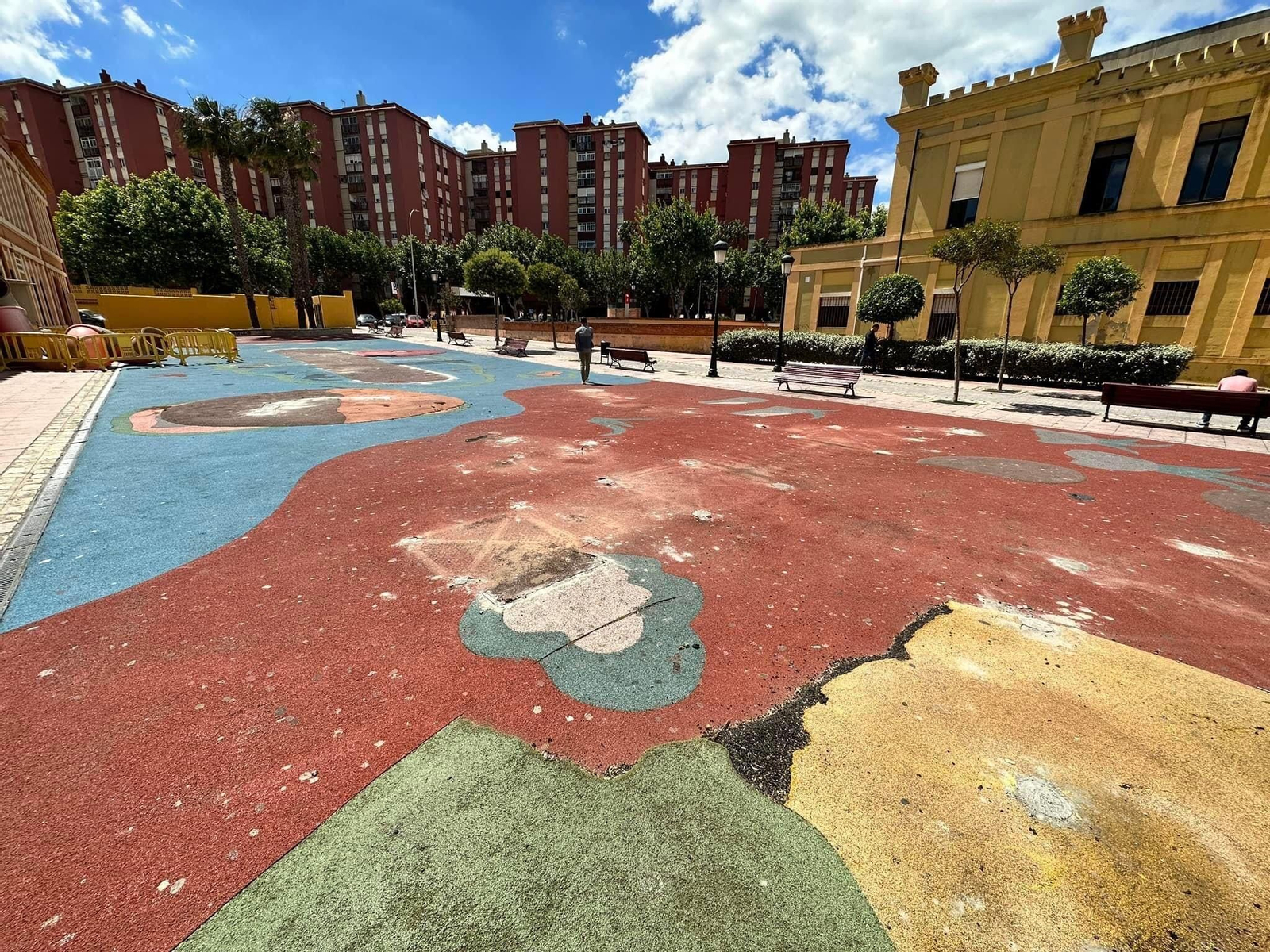 El lugar en el que estaba el parque infantil junto al conservatorio de La Línea.