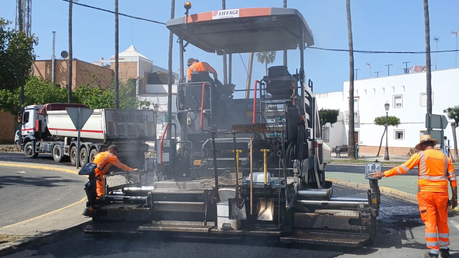 Reposición del asfalto en la carretera provincial.