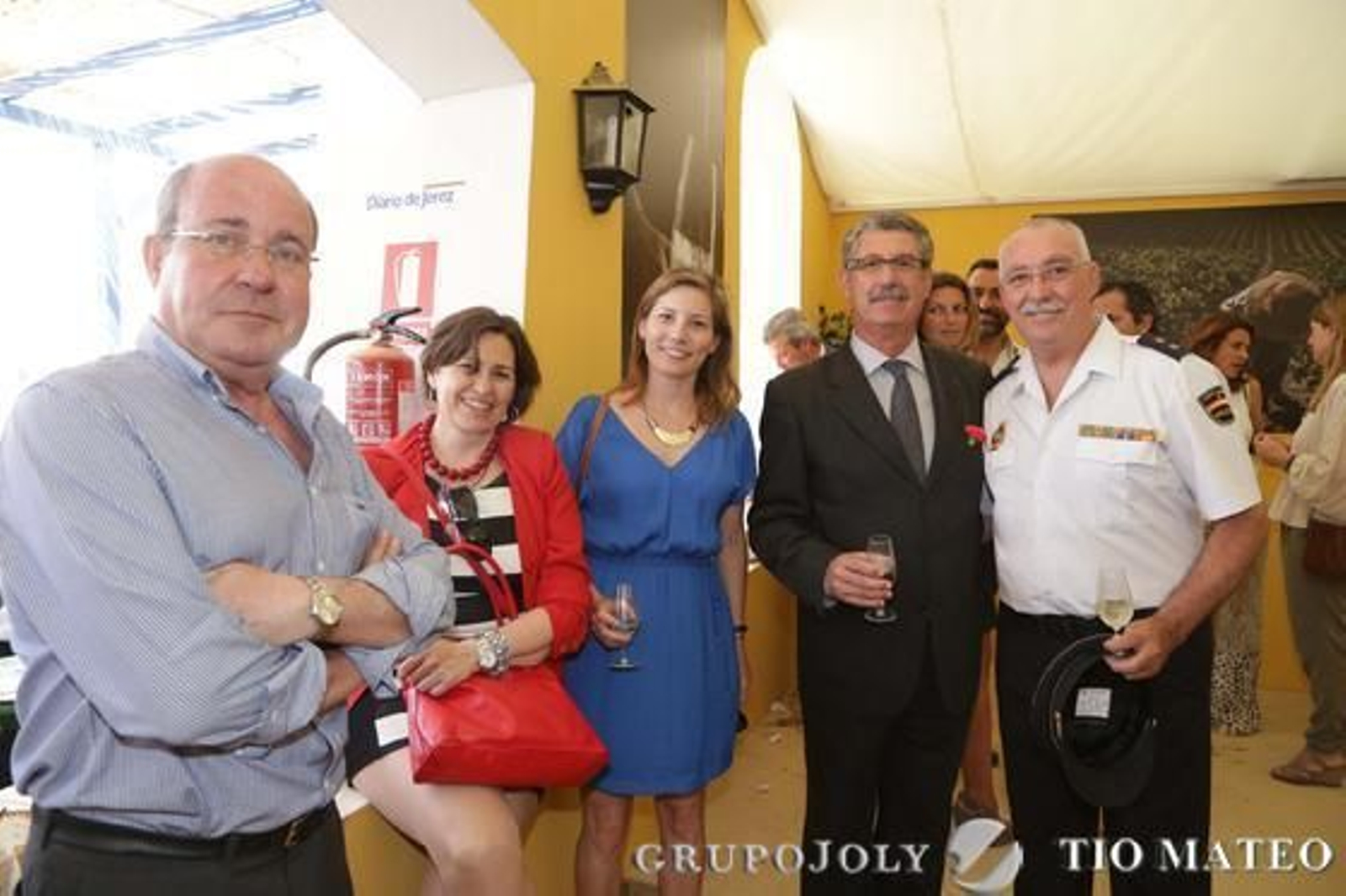 Manuel de la Peña, exdirector de Diario de Jerez y Diario de Cádiz, junto a María del Mar Arroyo, de prensa de Ifeca, Marta González, comercial de Diario de Cádiz en San Fernando, Sebastián García, de Tragsa, y Antonio Padillo, presidente de la asociación Santo Ángel. 

Foto: Vanesa Lobo