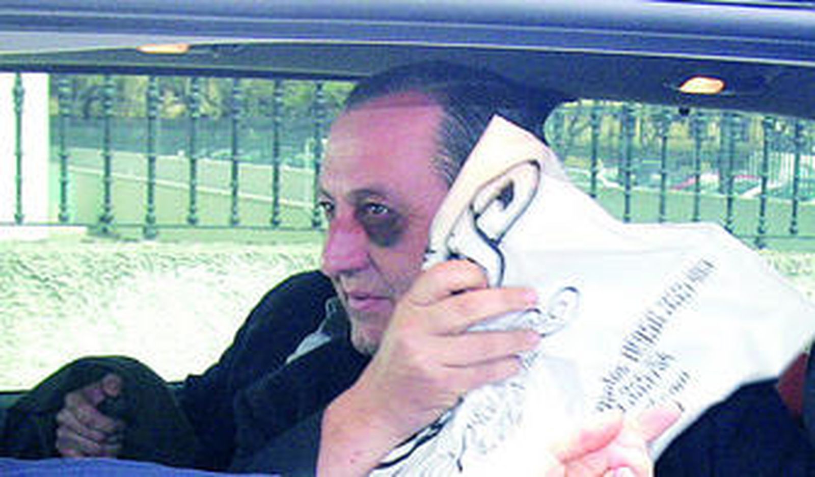 Joaquín Bilbao, ayer, intenta proteger su rostro de las cámaras.