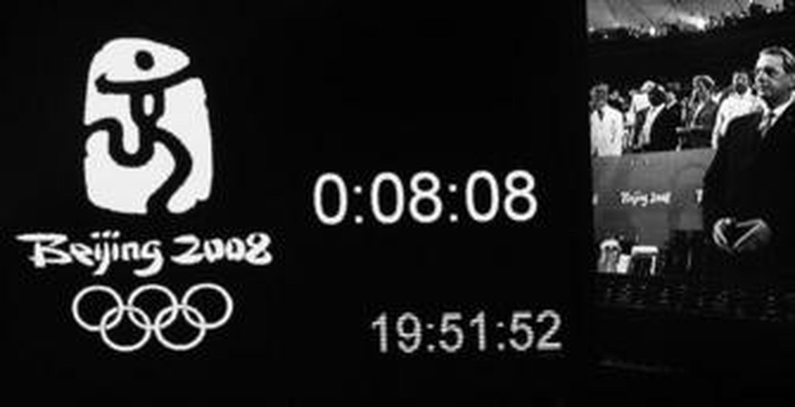 El marcador del estadio olímpico de Pekín refleja la fecha y hora, momentos antes del inicio de la ceremonia de inauguración.