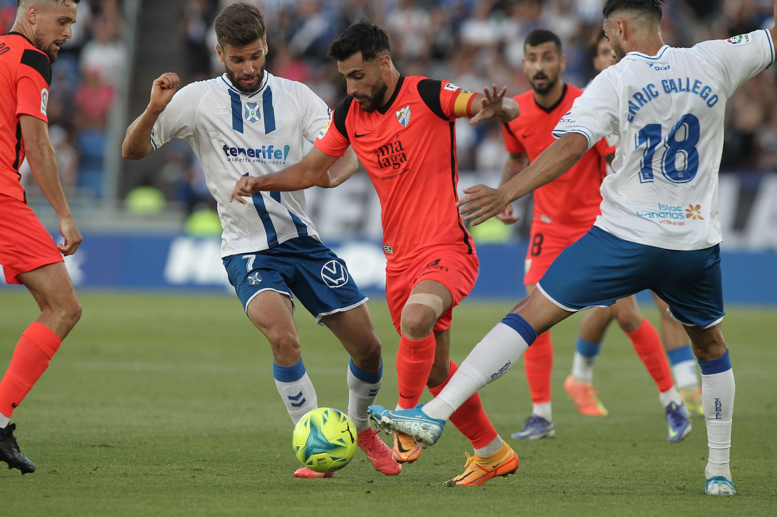 Luis Muñoz se zafa de rivales en el Tenerife-Málaga CF.