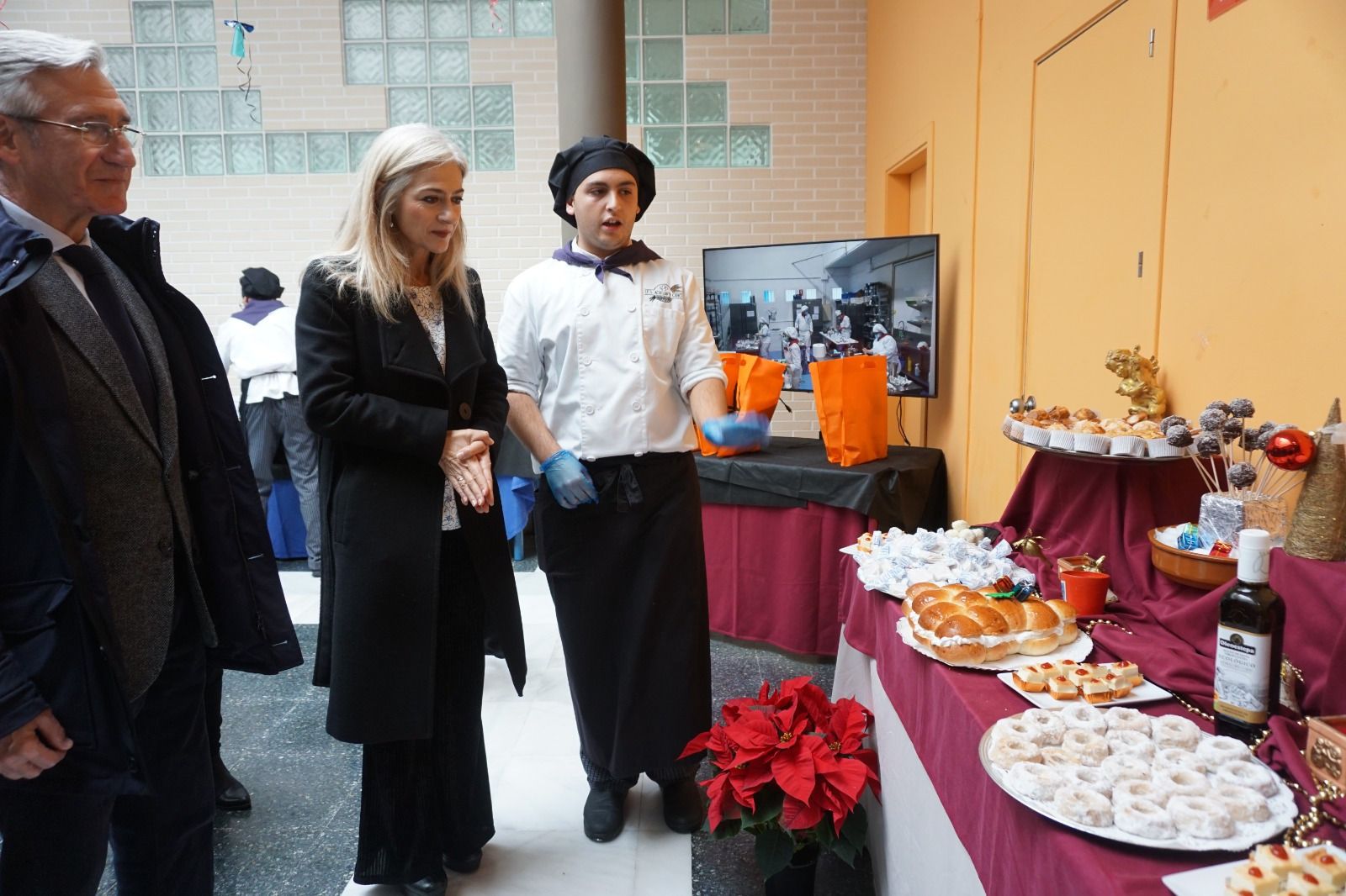 Alumnado de la FP Dual en una clase práctica con la consejera de Educación, Patricia del Pozo, en el IES Aguilar y Cano de Estepa.