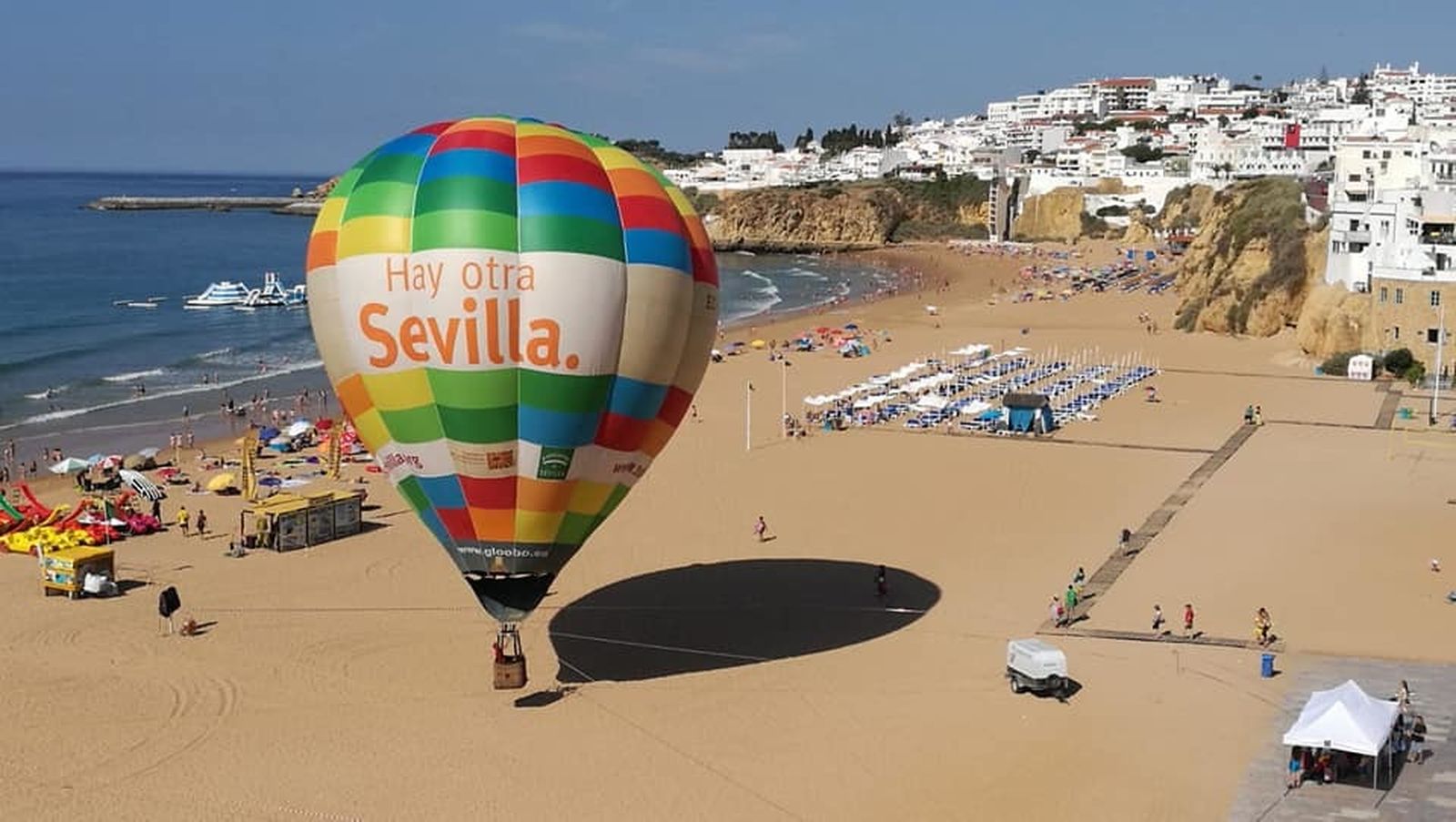 El globo aerostático ha visitado el pasado fin de semana la Praia Dos Pescadores, en Albufeira