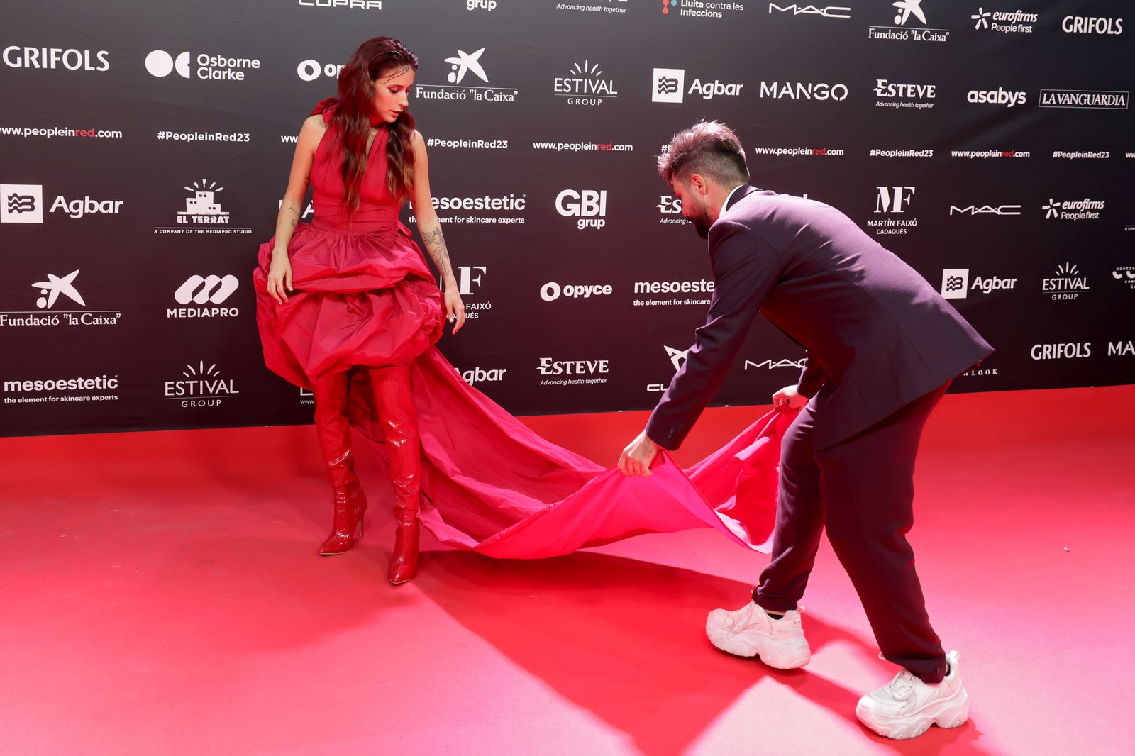 La cantante Vicco en la alfombra de People in Red
