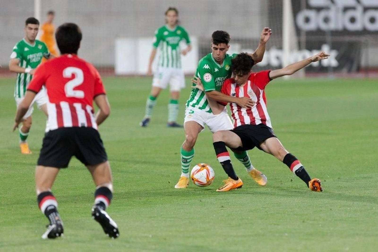 El lateral zurdo Pleguezuelo presiona a un rival.
