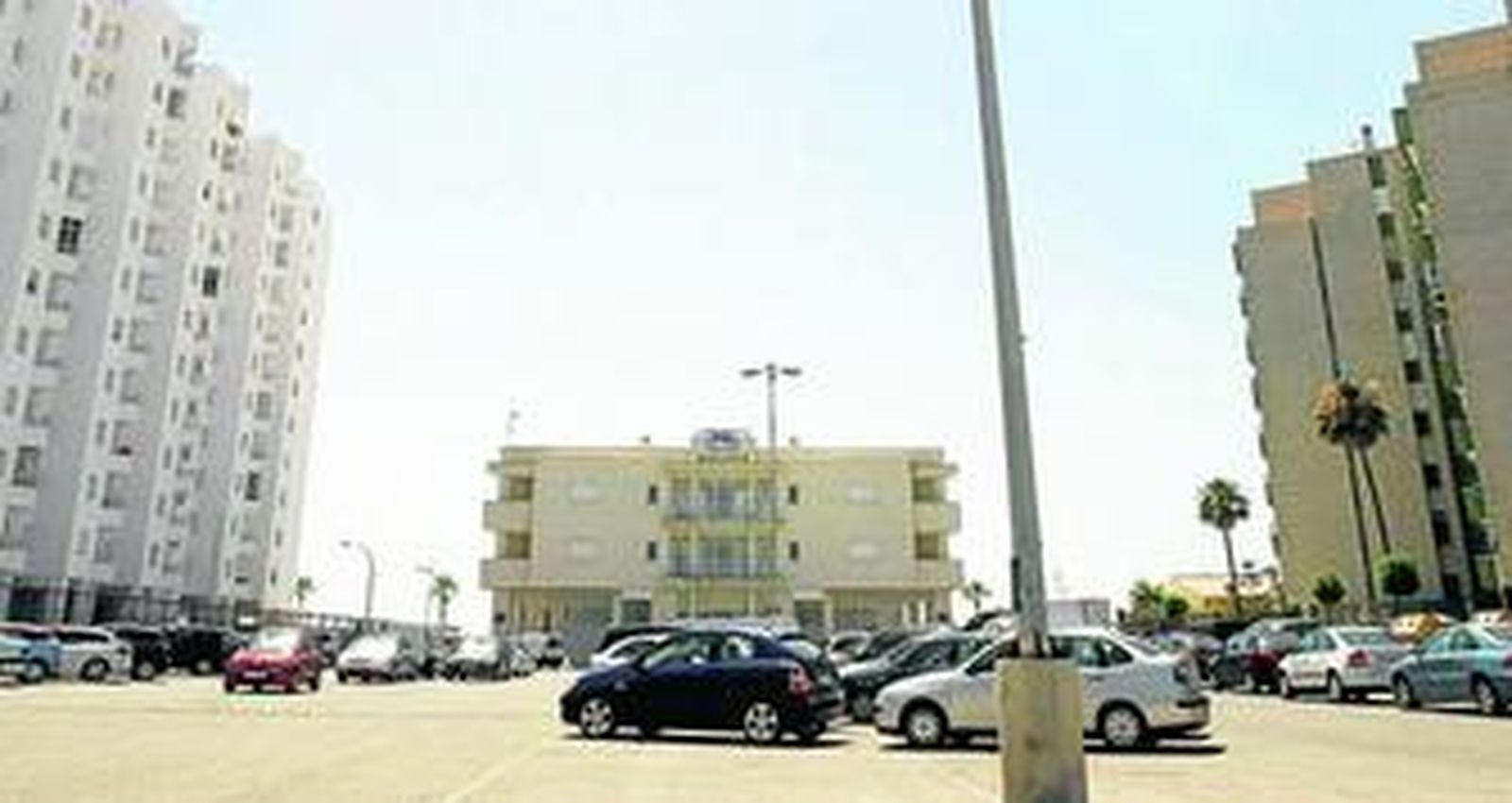 En el centro, el edificio de apartamentos de Valdelagrana que el alto tribunal andaluz ha determinado que es ilegal.