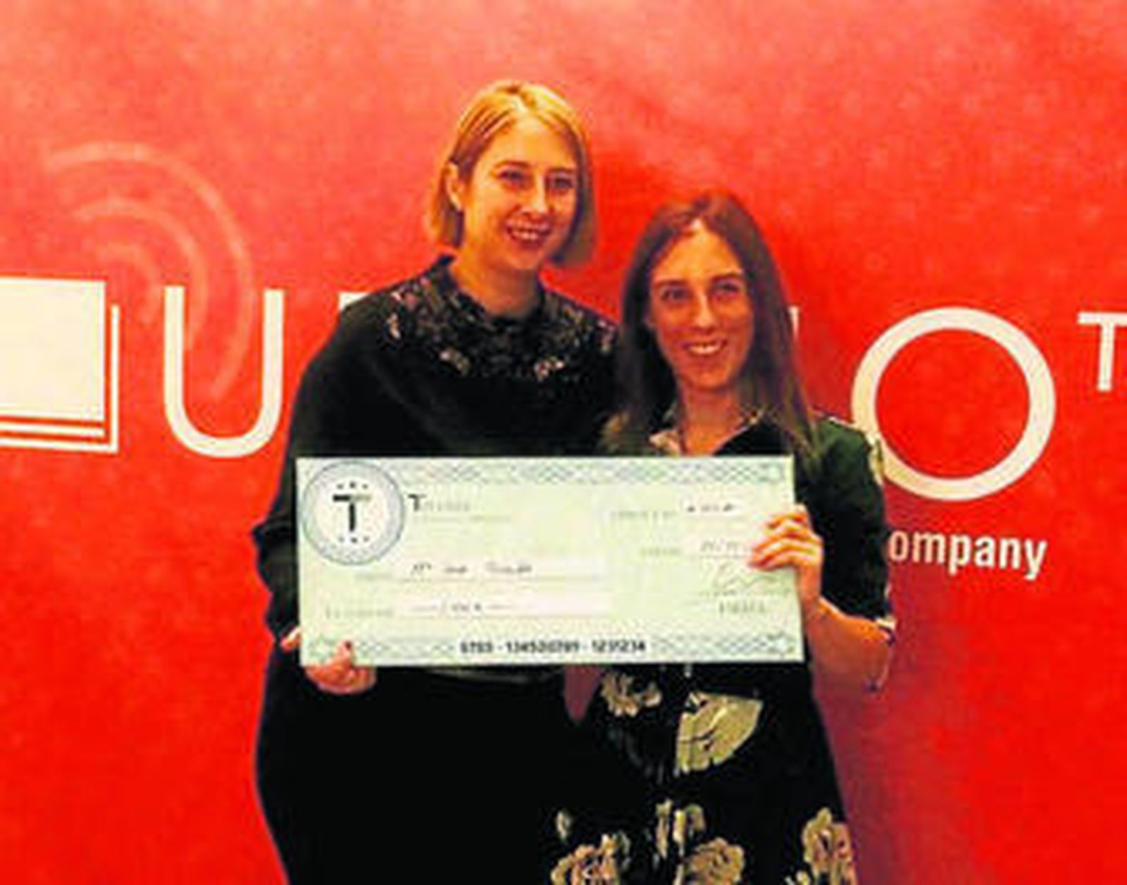 María José Tirado (izquierda) con la editora Esther Sanz.