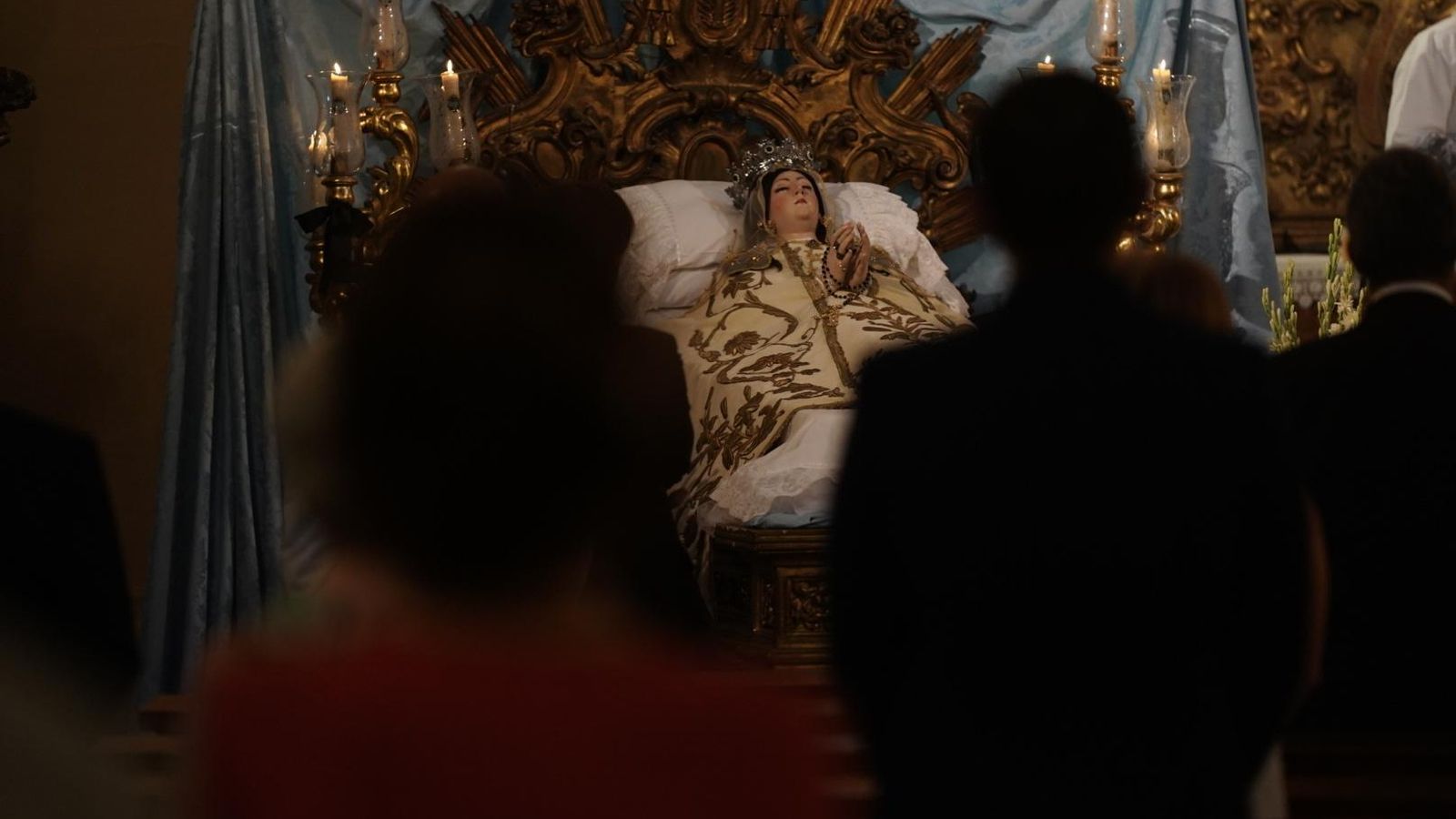 Los fieles durante la misa celebrada.