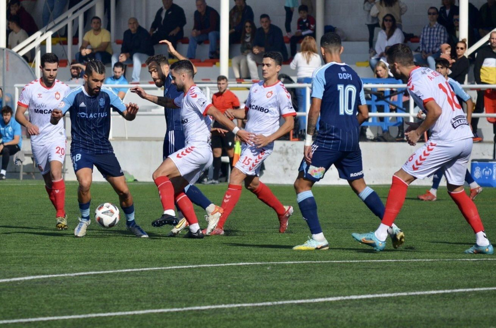 Jugada en el Utrera-Recre de la primera vuelta.
