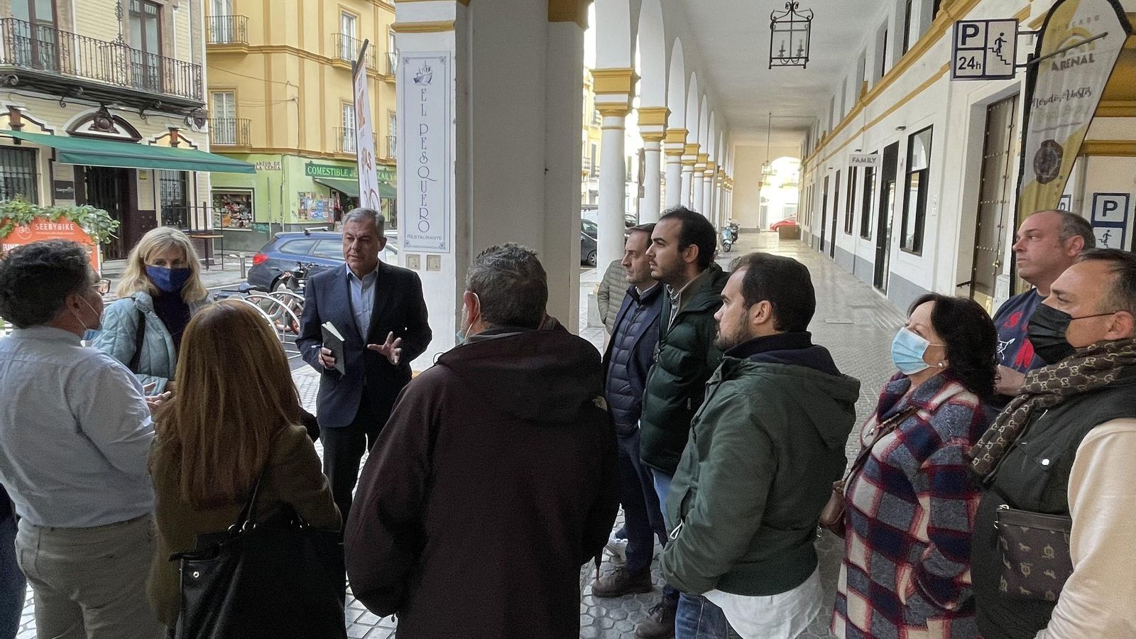 El candidato José Luis Sanz con los vecinos del Arenal.