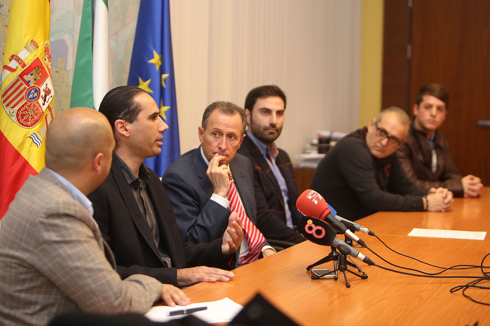 Autoridades municipales y los jóvenes emprendedores (segundo y cuarto por la izquierda), ayer en la recepción.