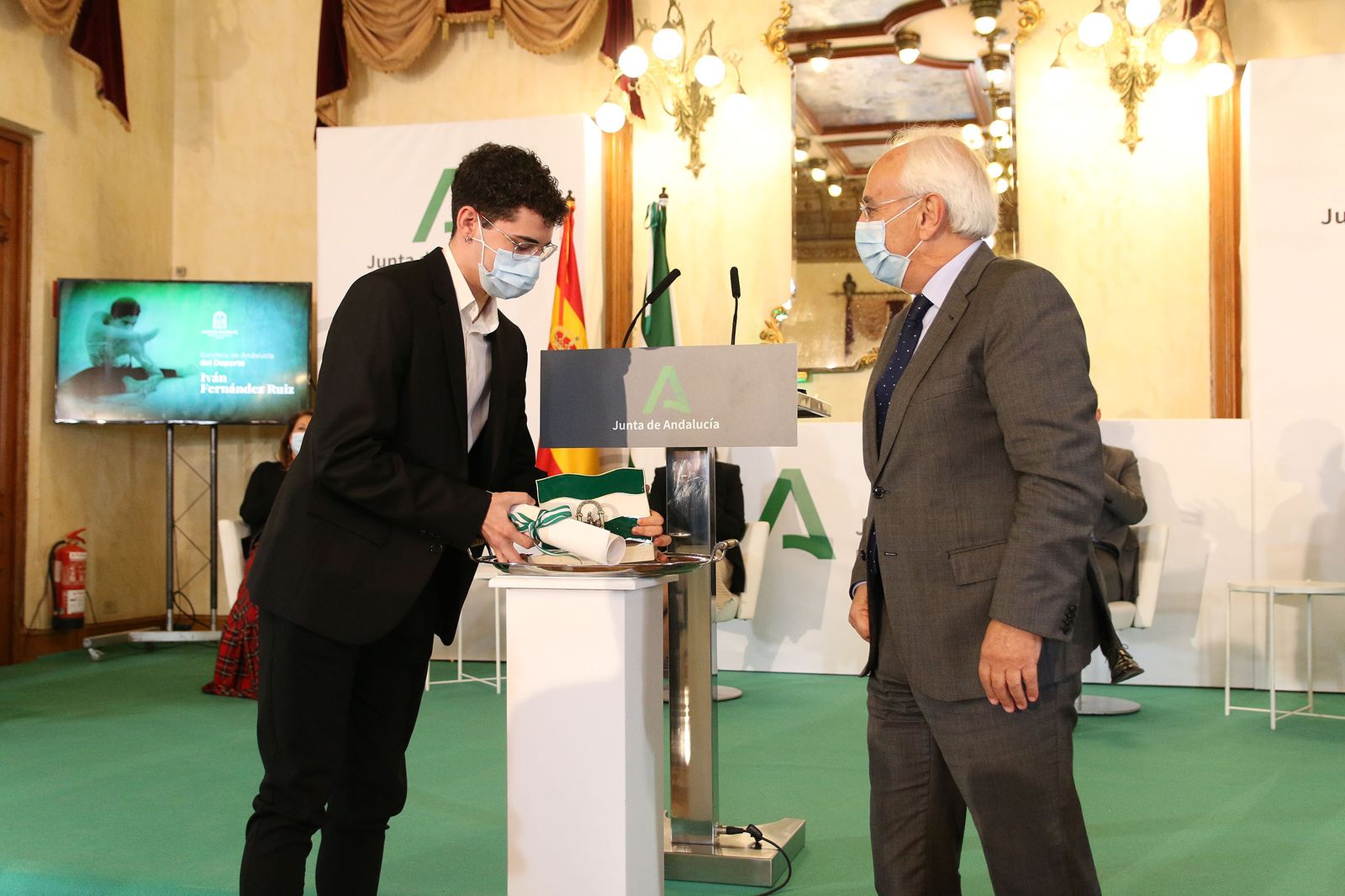 Fotogalería de la entrega de banderas por el Día de Andalucía