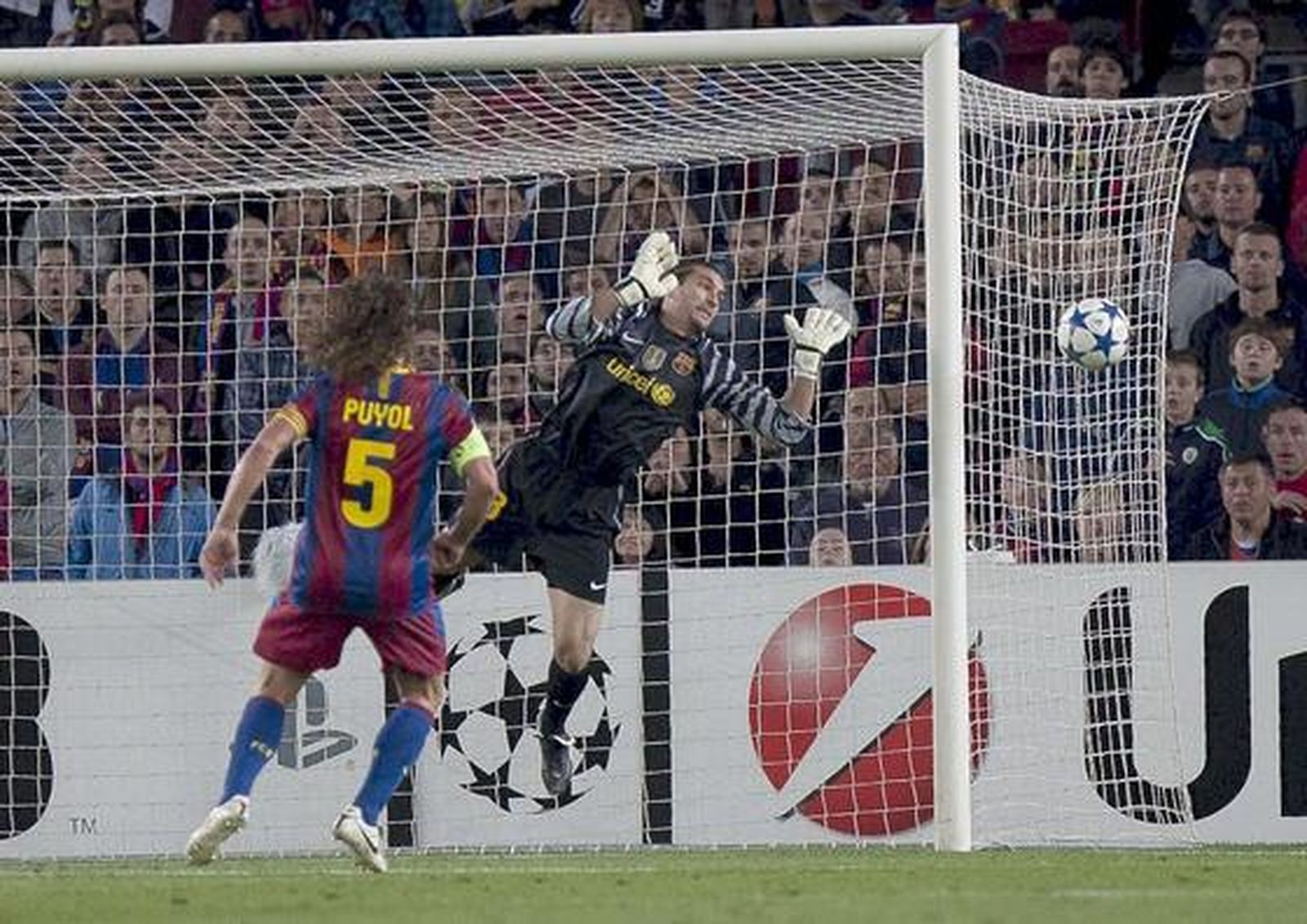 El Barcelona supera al Copenhague en el Camp Nou. / EFE