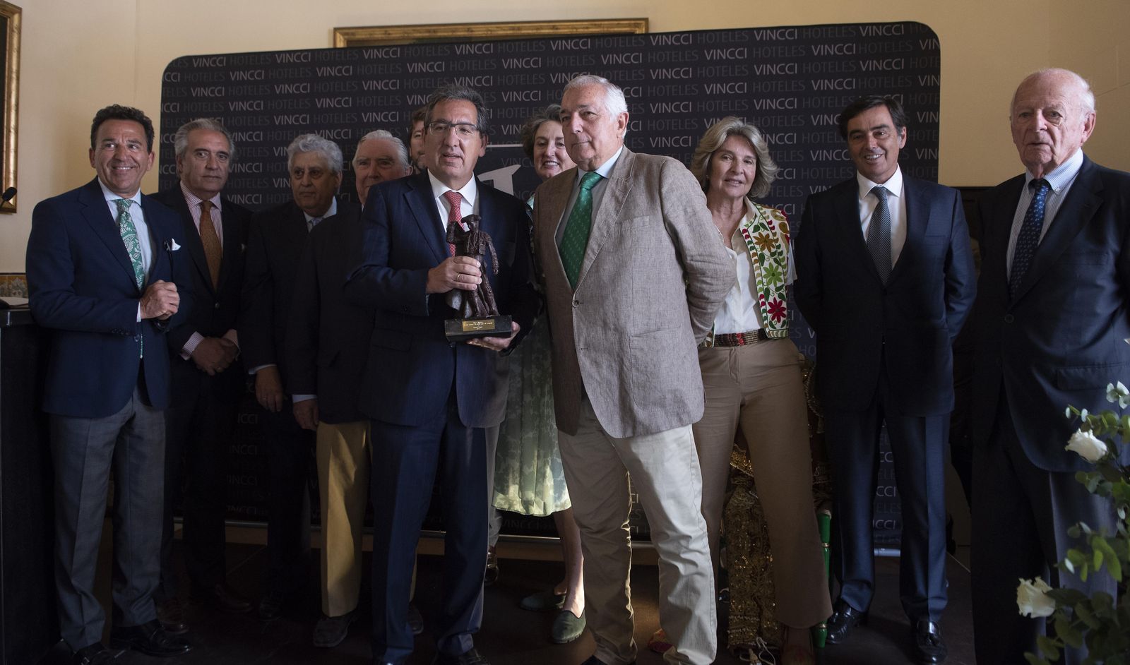 Antonio Pulido, presidente de la Fundación Cajasol, entrega el galardón a Miguel Serrano, en representación de Daniel Luque.