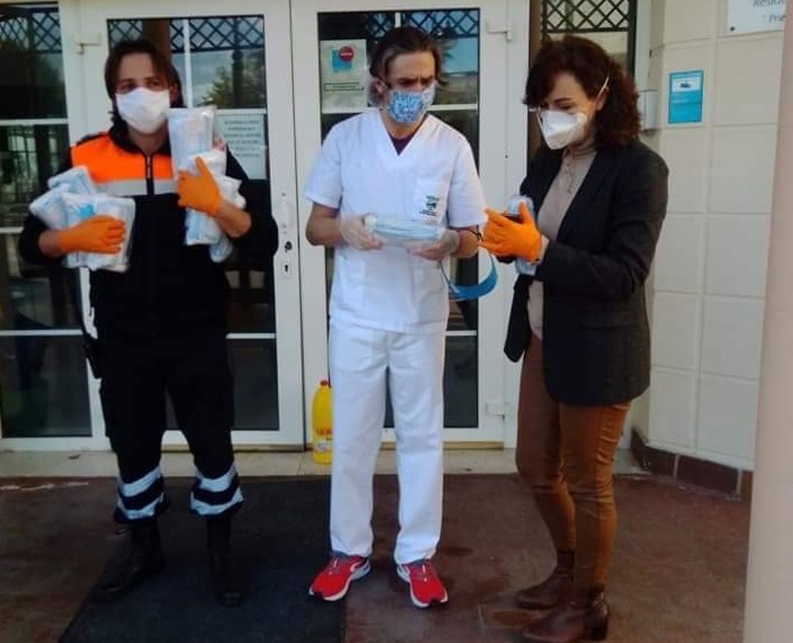 Donación de mascarillas por parte de la empresa La Garrocha.