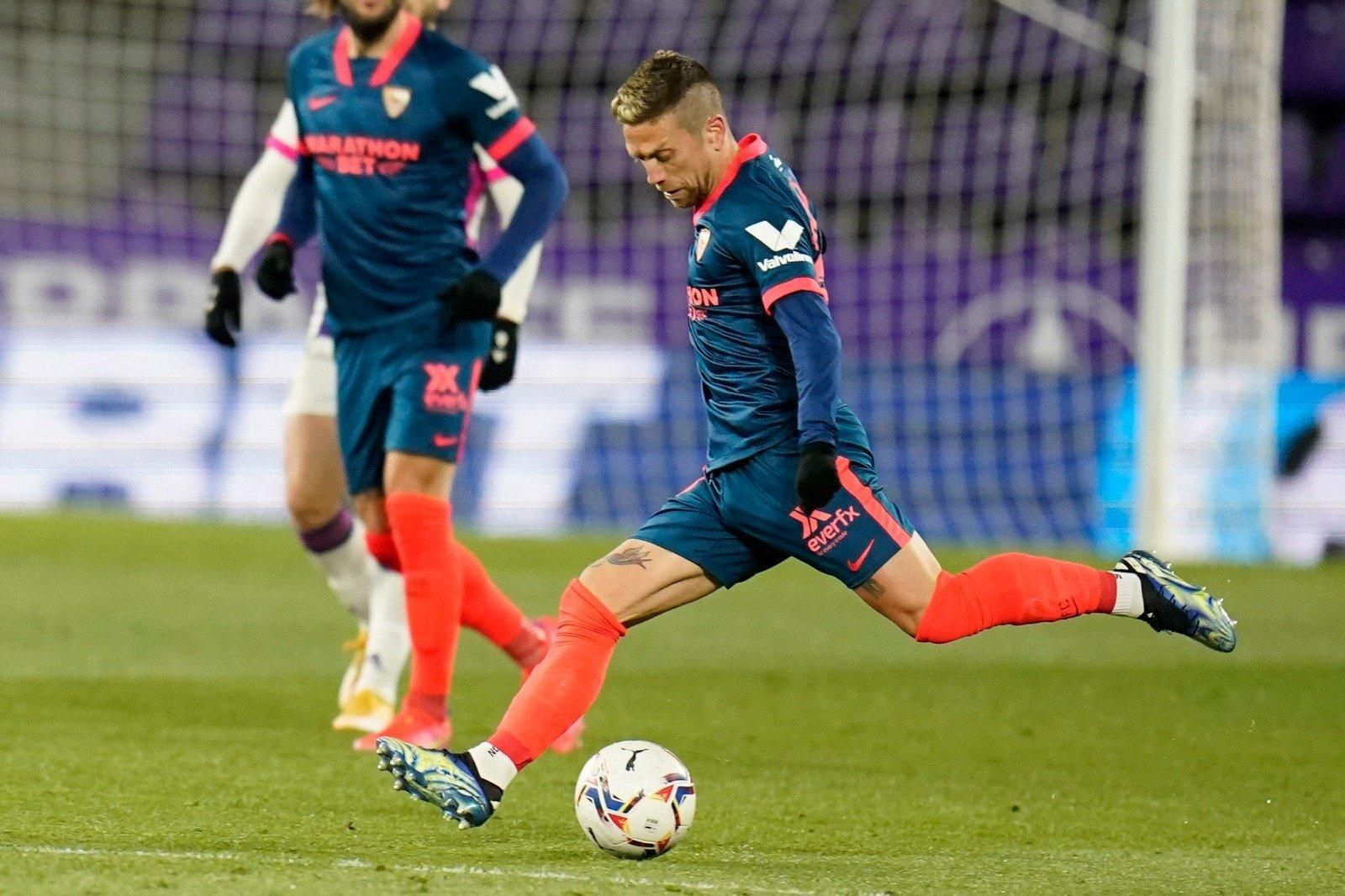 Papu Gómez se dispone a golpear la pelota.