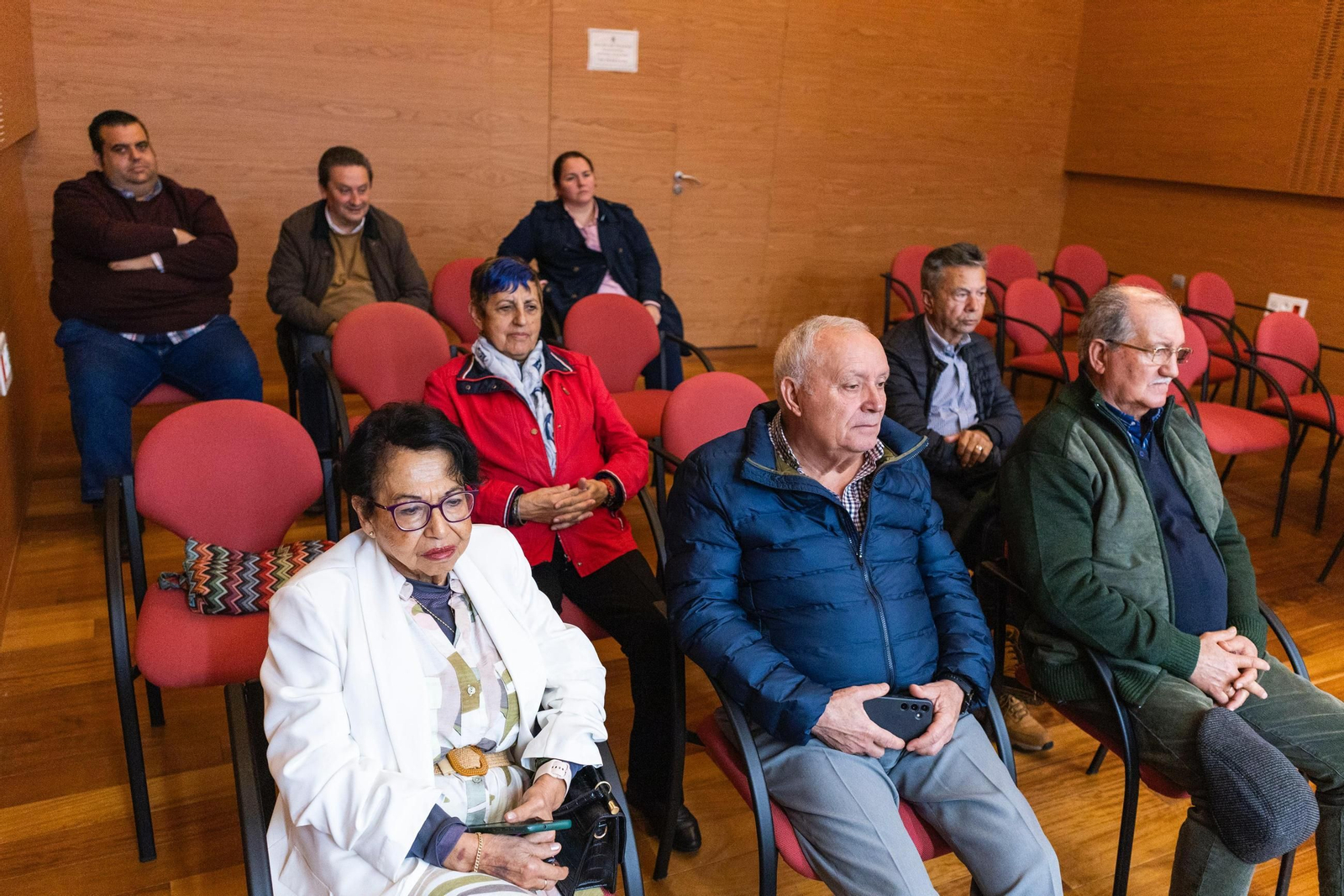 Representantes del movimiento vecinal, en el pleno de este viernes. Representantes del movimiento vecinal, en el pleno de este viernes.