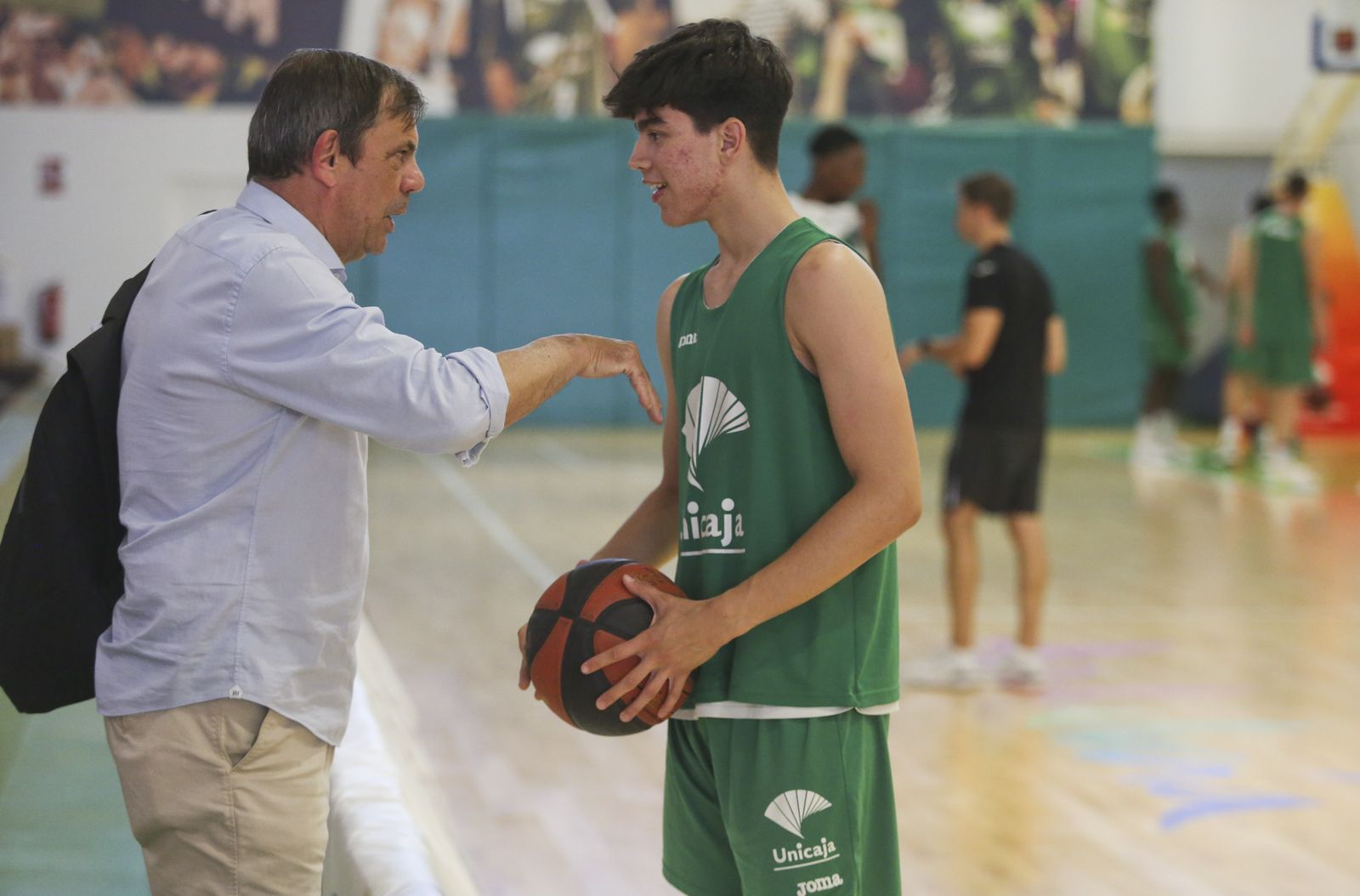 Juanma Rodríguez habla con Álvaro Mena.