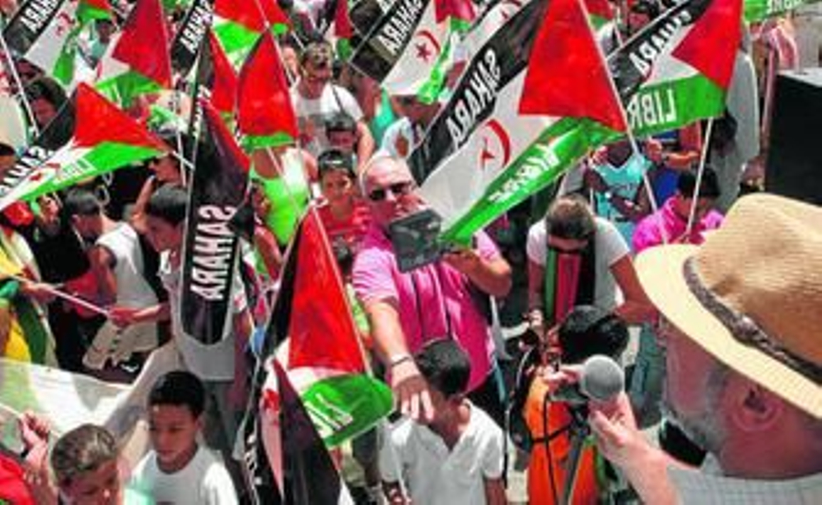 Decenas de personas manifestándose por un Sáhara libre, ayer frente al consulado de Marruecos en Algeciras.
