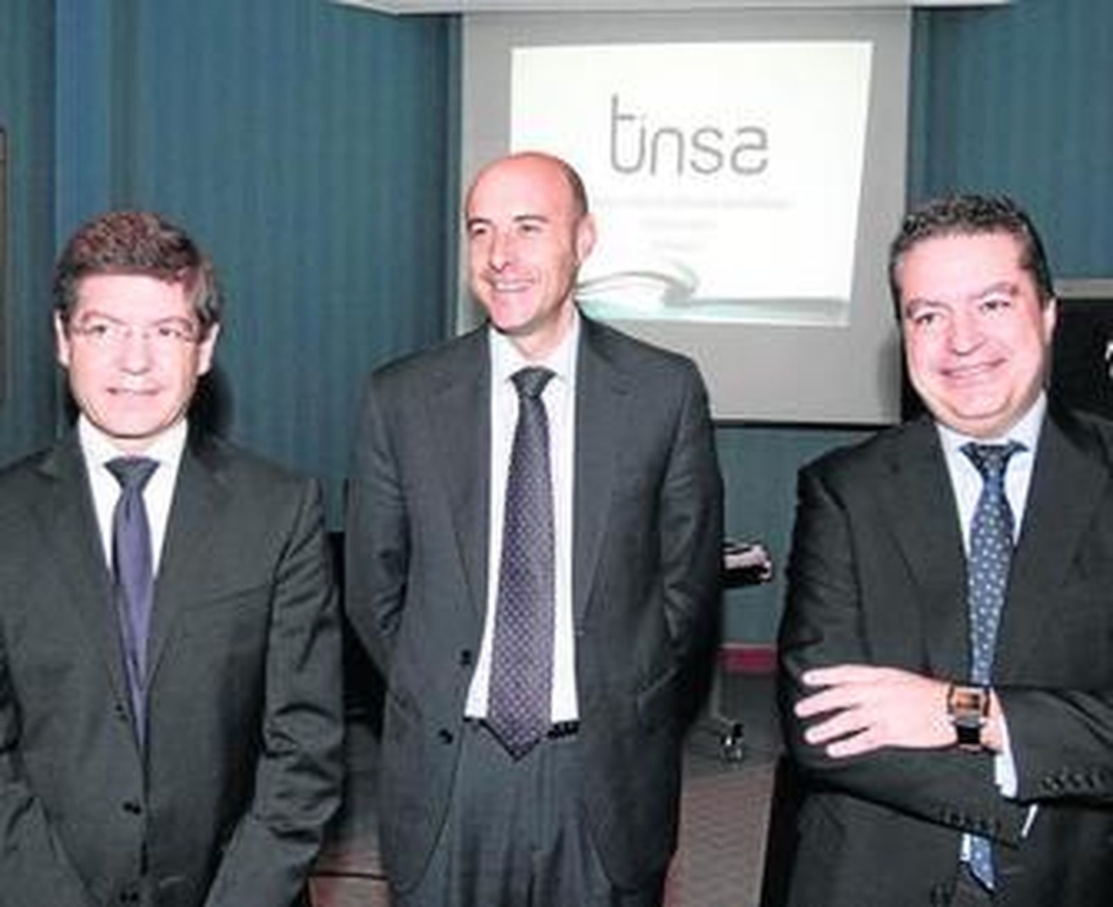 Rafael Jiménez, Antonio García y Raúl García, de Tinsa, antes de presentar el informe inmobiliario.