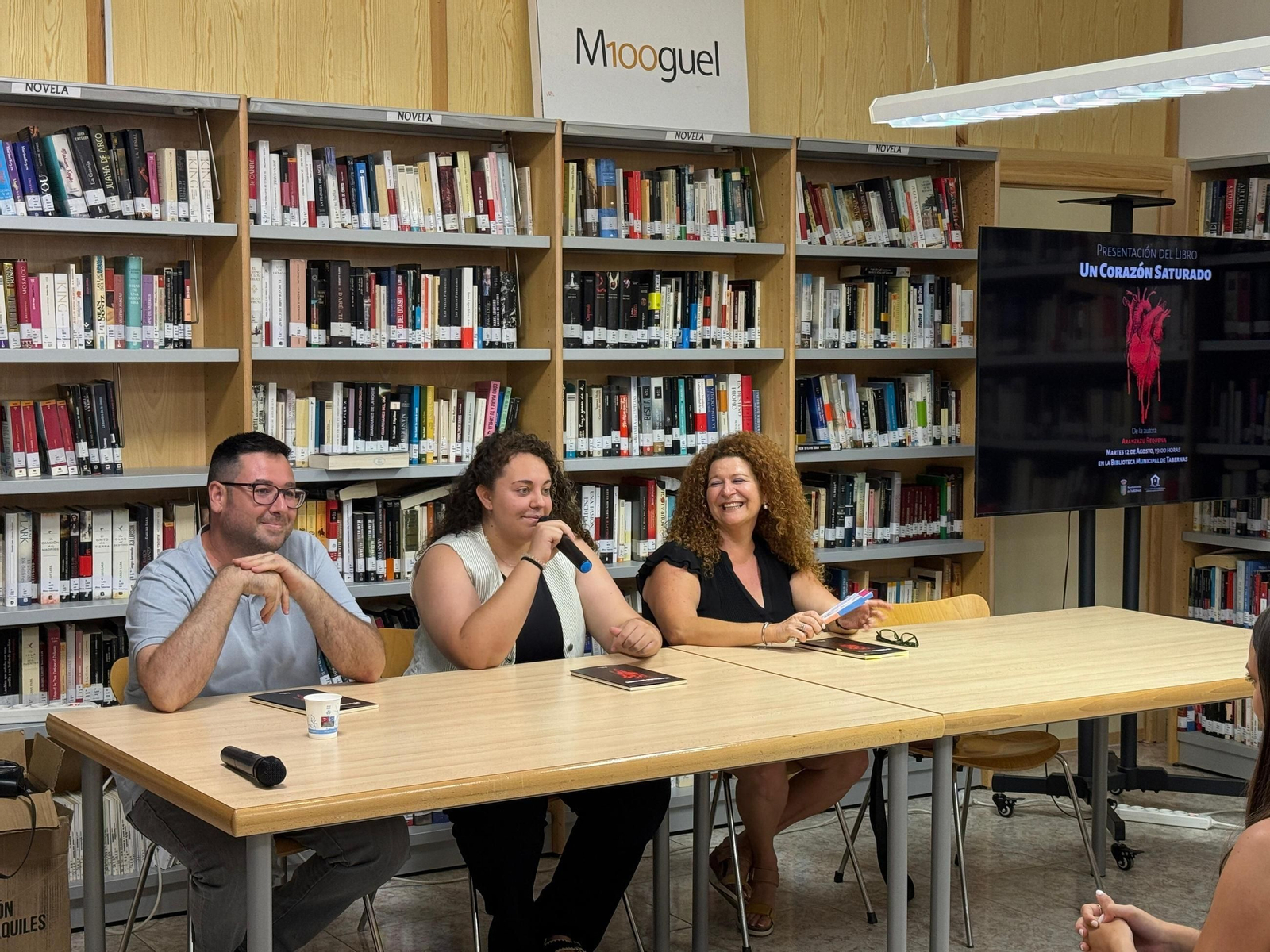 José Díaz, Aranzazu Requena Alcalde y la profesora María Dolores Miranda Fenoy presentando el poemario.