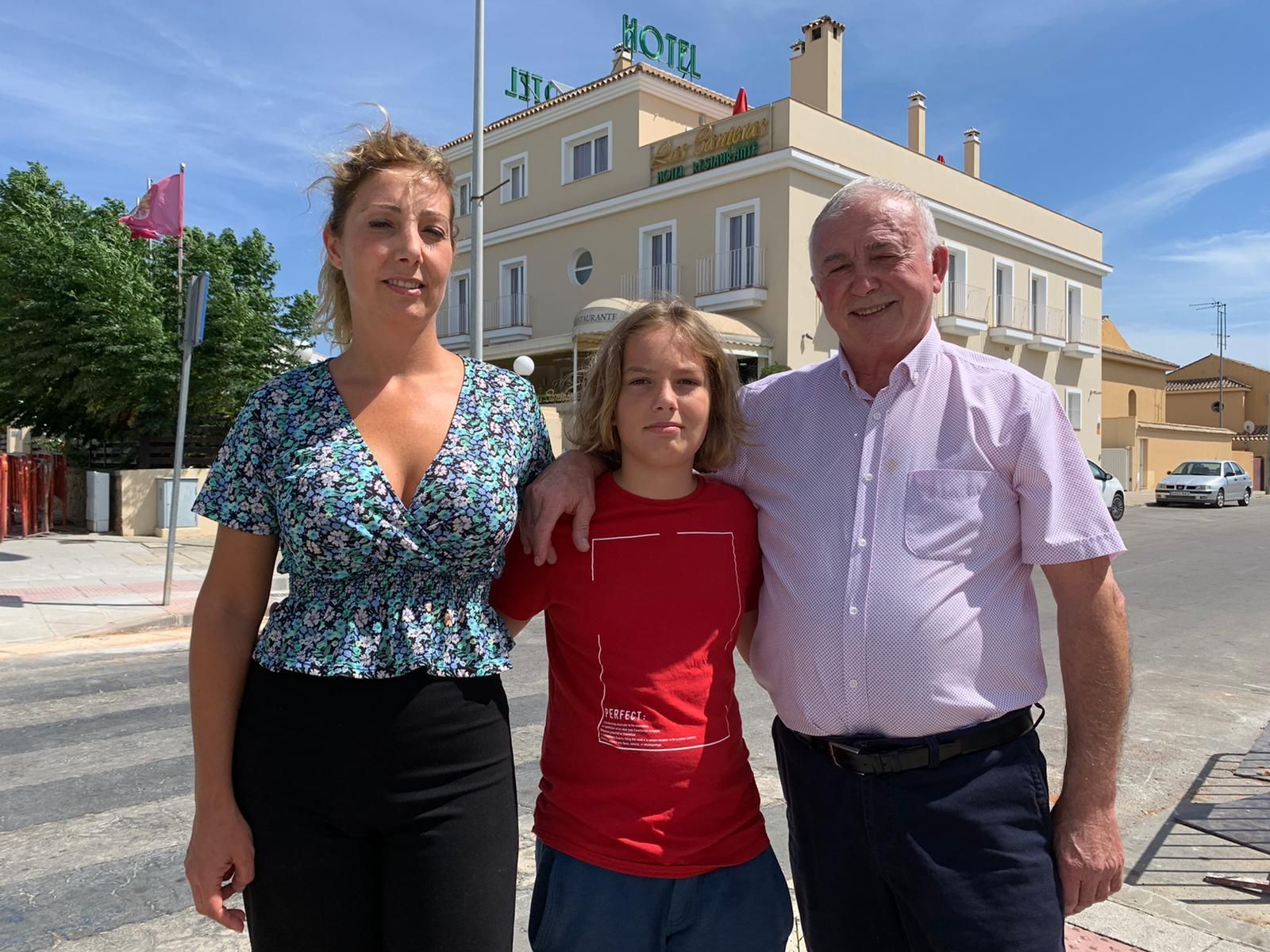 Manuel Catalán, junto a su hija Manoli y su nieto Mario, ante el Hotel Las Canteras