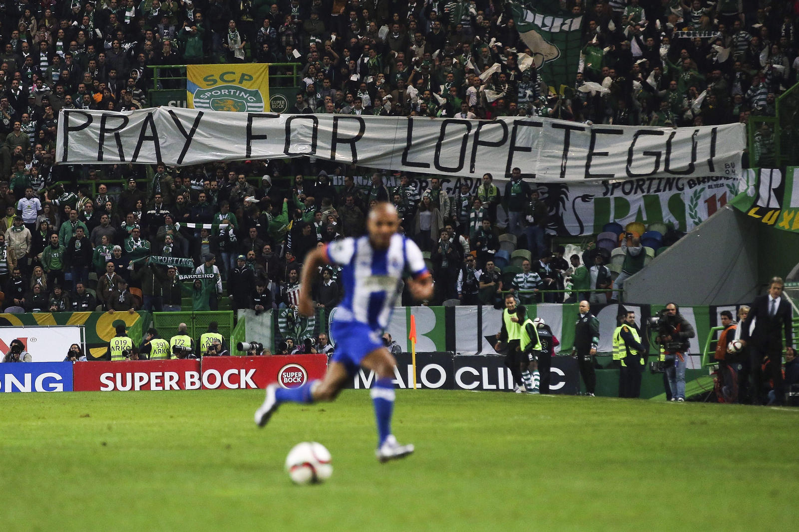 Pancarta en el José Alvalade, "Una oración por Lopetegui", cuatro días antes de su destitución en el Oporto..