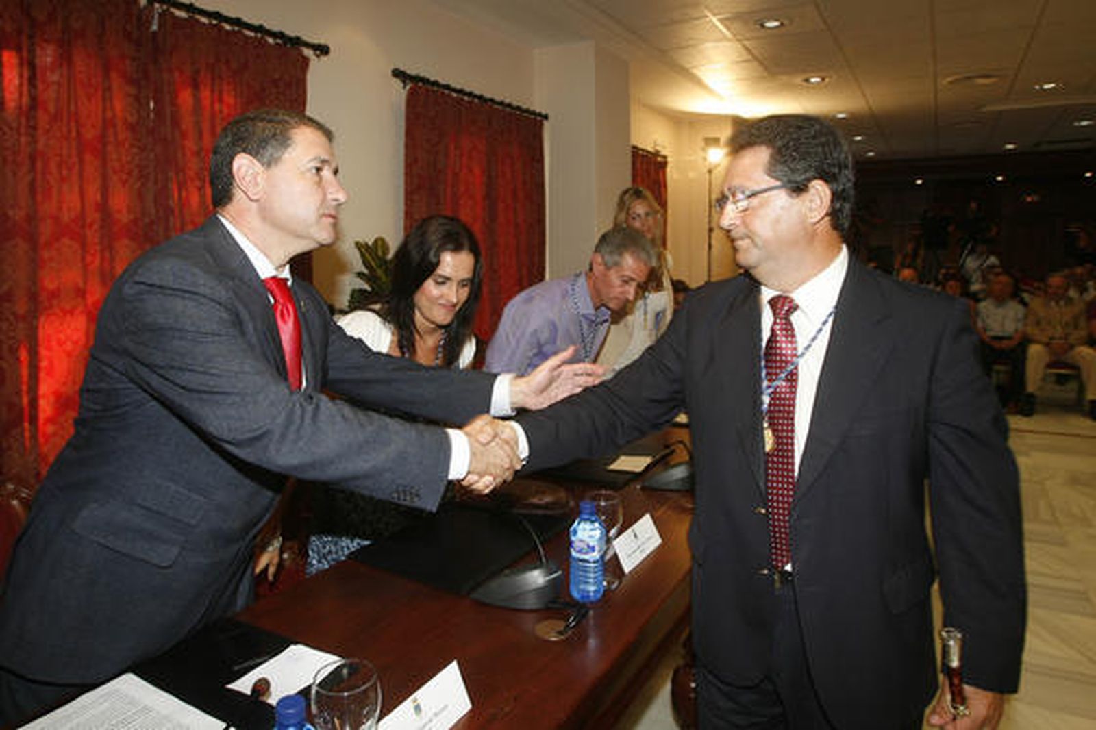 Antonio Peña toma el mando en el Ayuntamiento de Chipiona tras la renuncia de Isabel María Fernández.

Foto: Borja Benjumeda