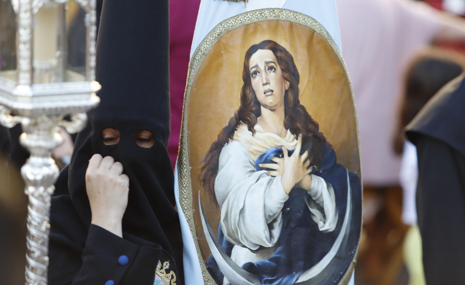 La Hermandad de la Buena Muerte procesiona por las calles de Huelva