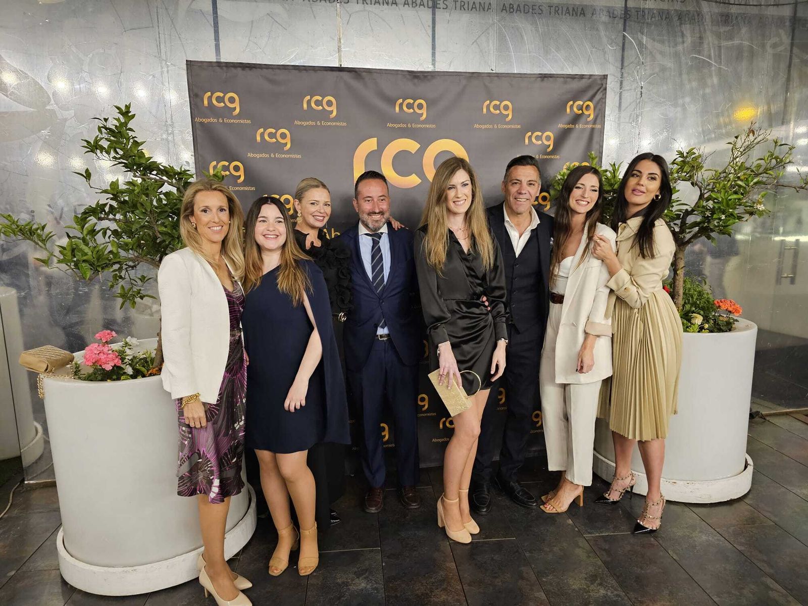 Luis Ramajo con los profesionales de la firma de Sevilla, Madrid y Cáceres.