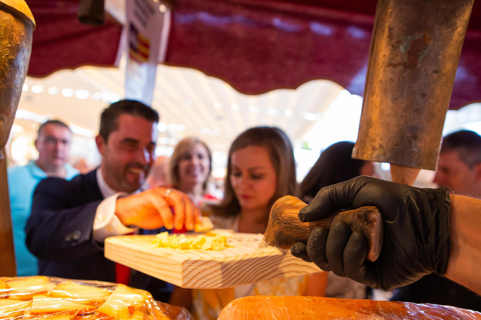 Cata de queso en uno de los expositores de la feria.