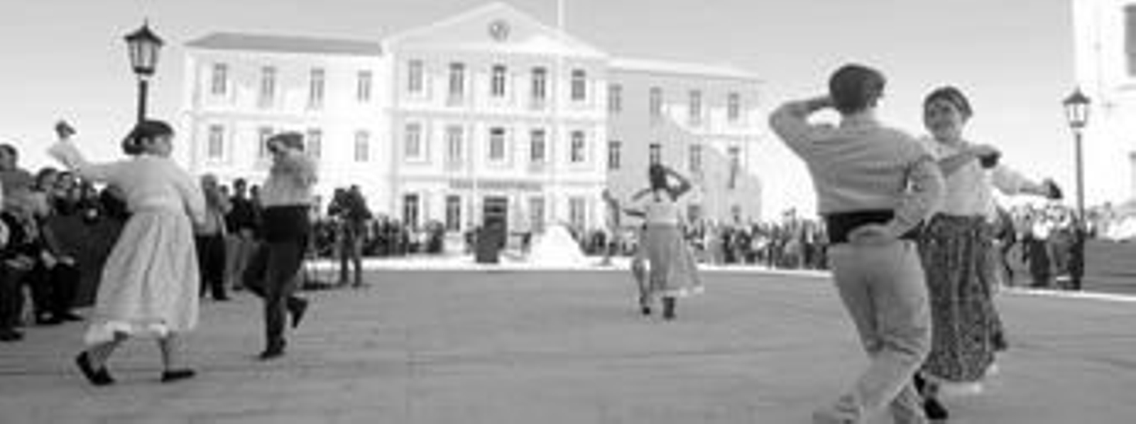 Niñas del grupo de baile Albarracín interpretan un fandango en la recién inaugurada plaza de las Constituciones, ayer en San Roque.