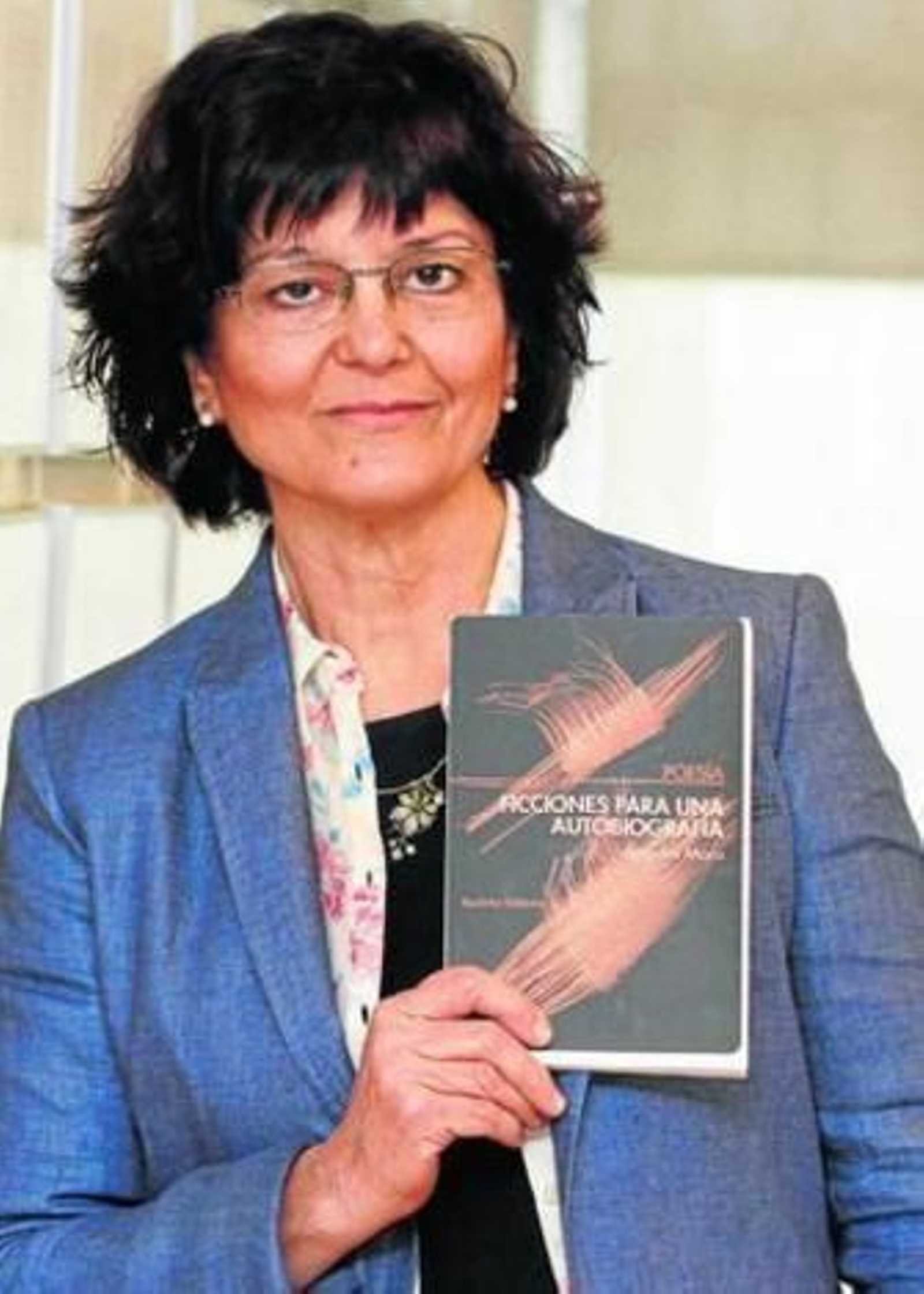 Ángeles Mora, con su libro.