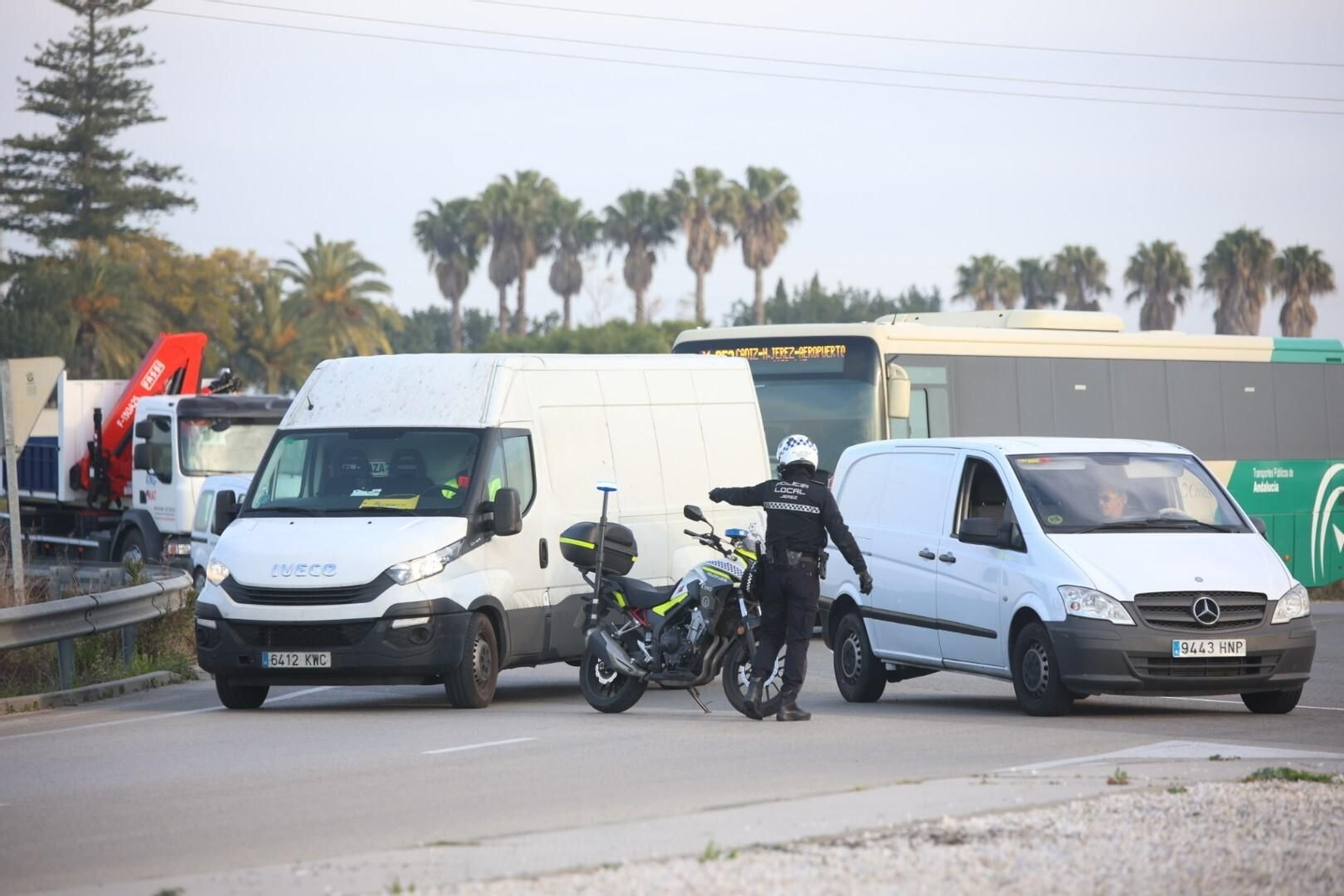 Agricultores y ganaderos colapsan con sus tractores los accesos a Jerez