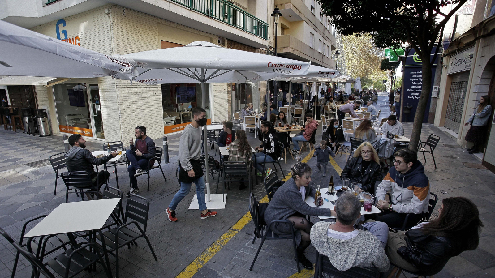 Ambiente en los bares y restaurantes de Algeciras en el fin de semana
