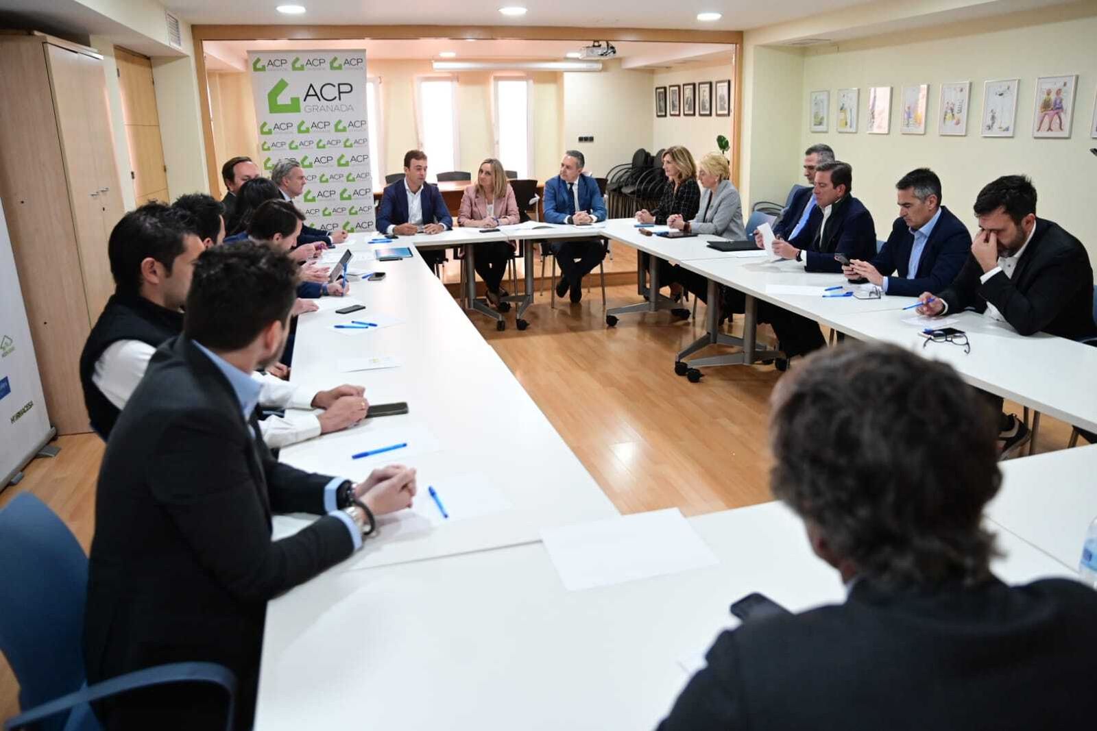 Imagen de la reunión celebrada en la sede de la ACP Granada con promotores y constructores