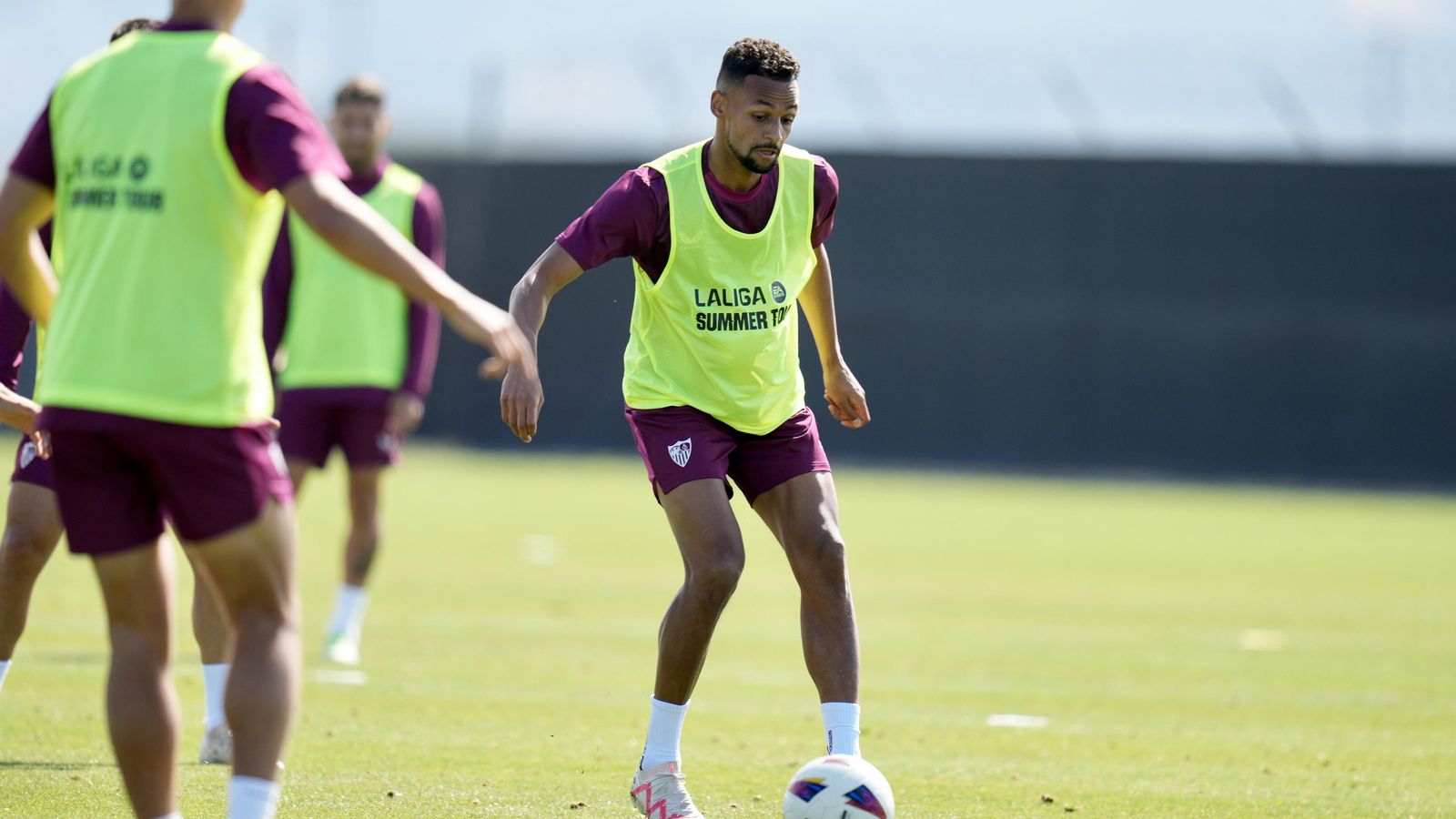 Djibril Sow, durante su primer entrenamiento con el Sevilla, ayer en San Francisco.
