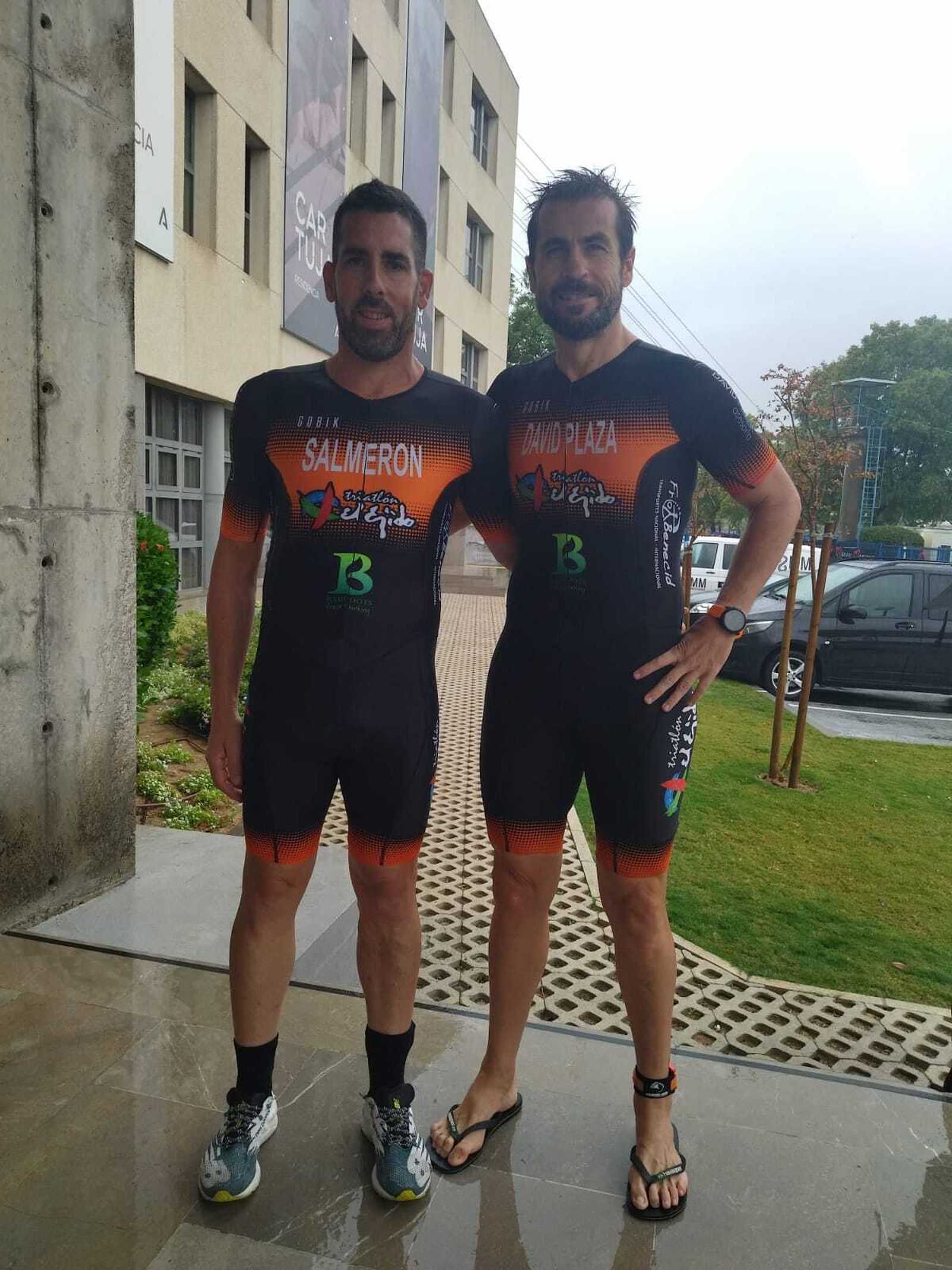 Salmaerón y Plaza tras su participación en el triatlón de Sevilla