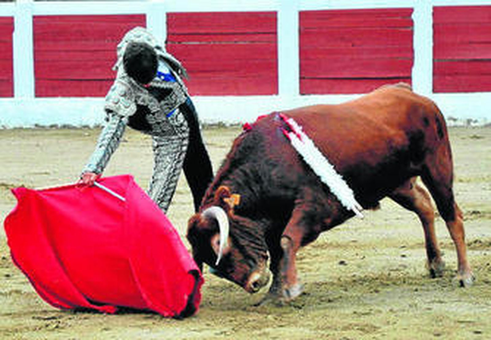 Un excelente muletazo de José Monje, un novillero con raíces en el barrio de Santiago de Jerez.
