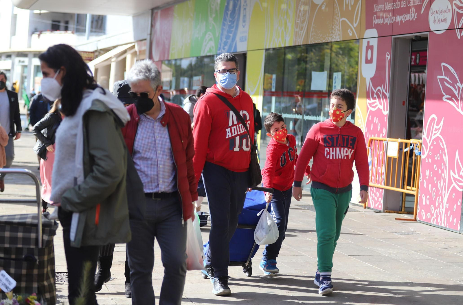 La Policía Local realizó controles en el Mercado del Carmen durante la mañana del sábado
