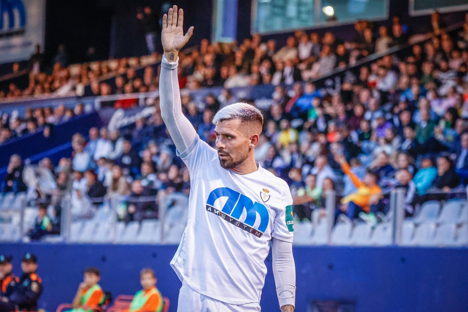 Adri Paz indica una jugada de estrategia en un saque de esquina.