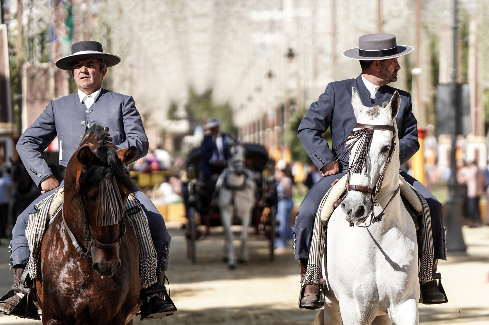 Dos jinetes pasean por el Real durante el martes de Feria de Jerez.